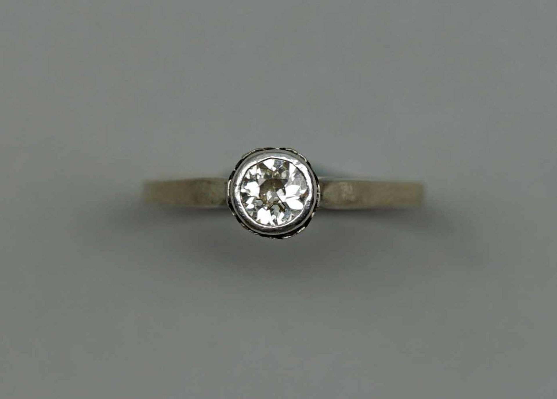 Kleiner Solitärring14 K. Weiß- und Gelbgold mit Brillantbesatz von ca. 0,20 ct. Altersbedingter