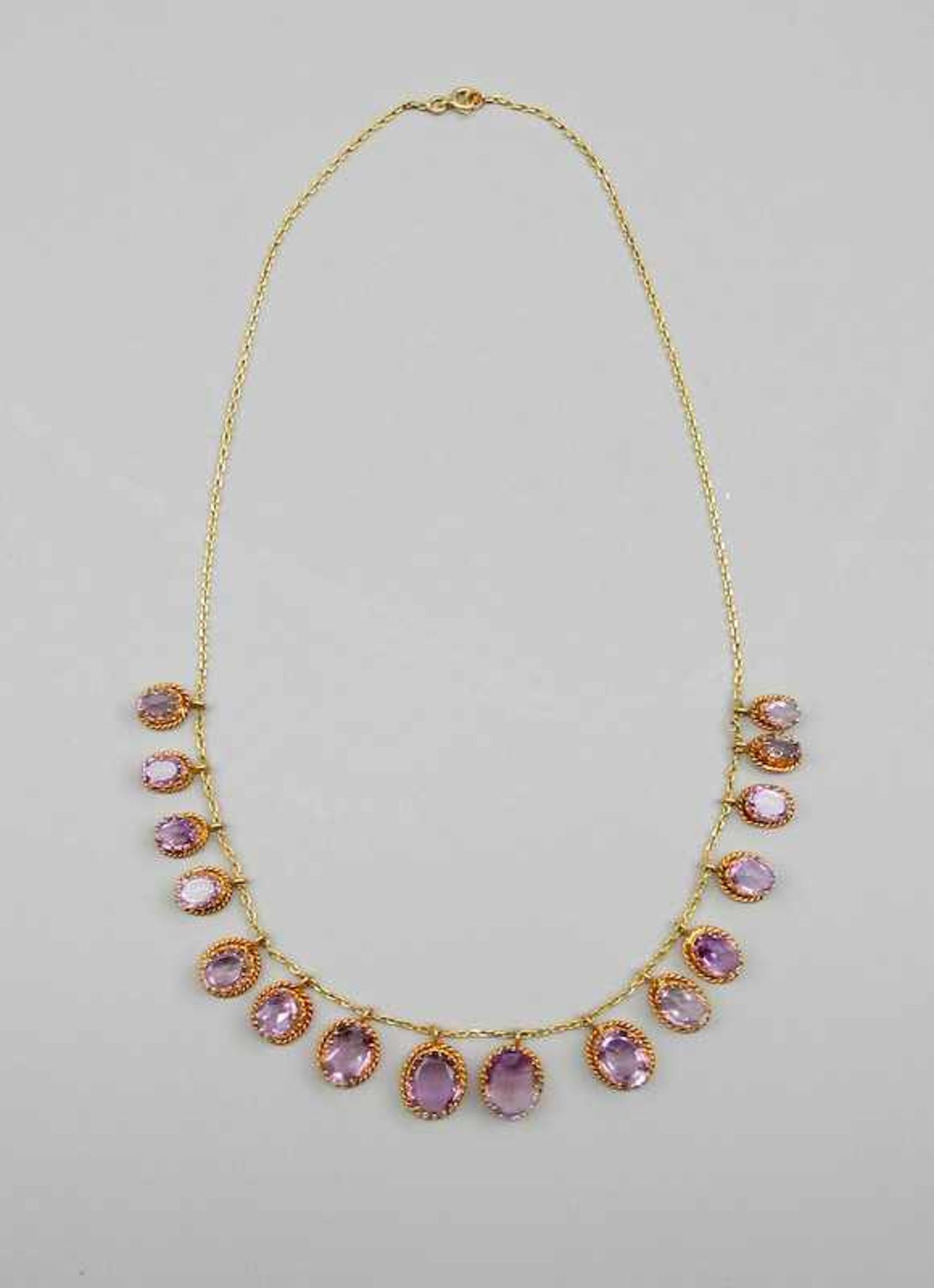 Feines Damencollier14 K. Gelbgold, mit zur Mitte hin größer werdenden Amethysten. Undeutlicher