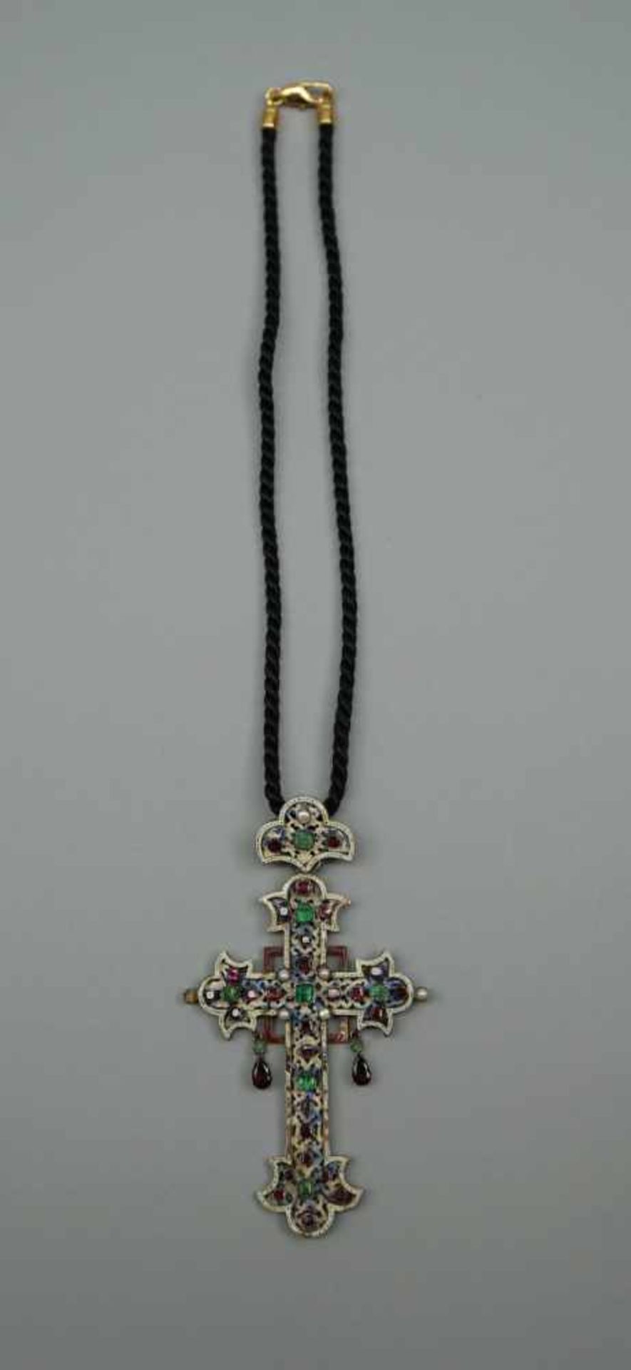 Kette mit Silber-KreuzSilber-Kreuz mit Emaille, besetzt mit Perlen, Almandinen sowie kleinen