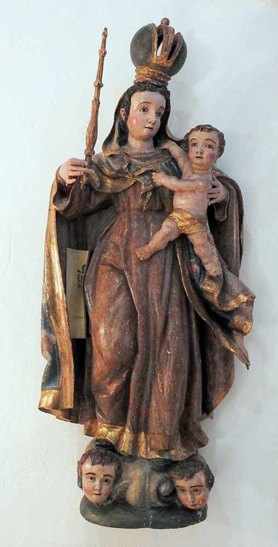 Madonna mit JesuskindHolz geschnitzt, polychrom und gold staffiert. Auf Wolken stehende Madonna