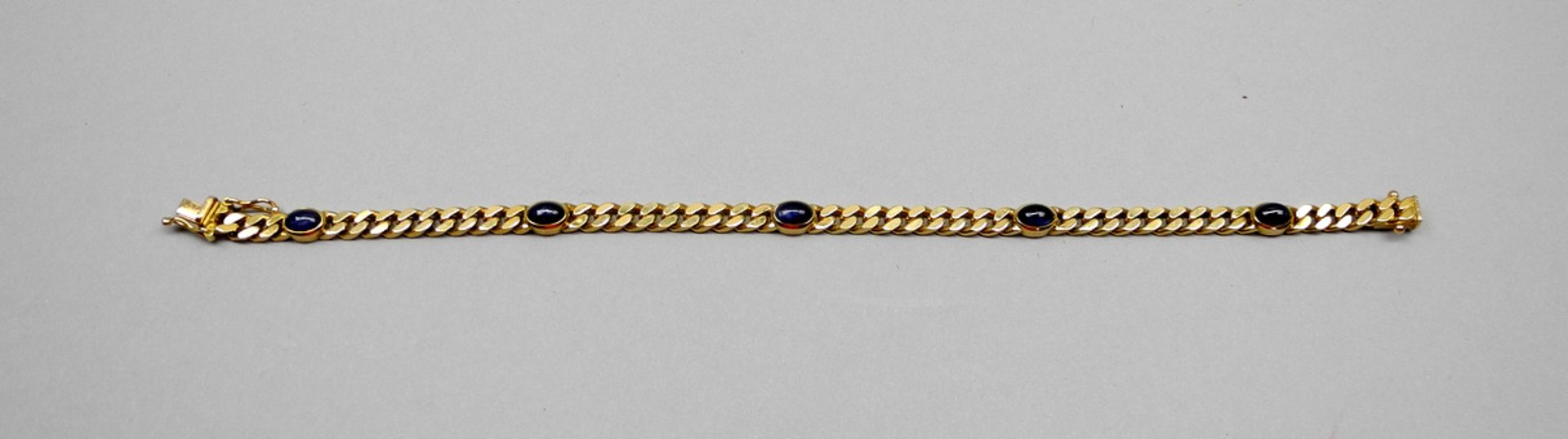 Feines Panzerarmband mit Saphiren14 K. Gelbgold mit fünf Saphircabochons von insgesamt ca. 1 ct.