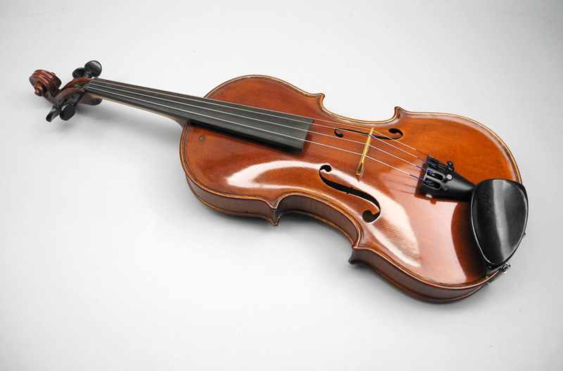 Hochwertige ViolineAus Edelholz. Minimale Gebrauchsspuren, Griff abgenutzt, alle Saiten intakt,
