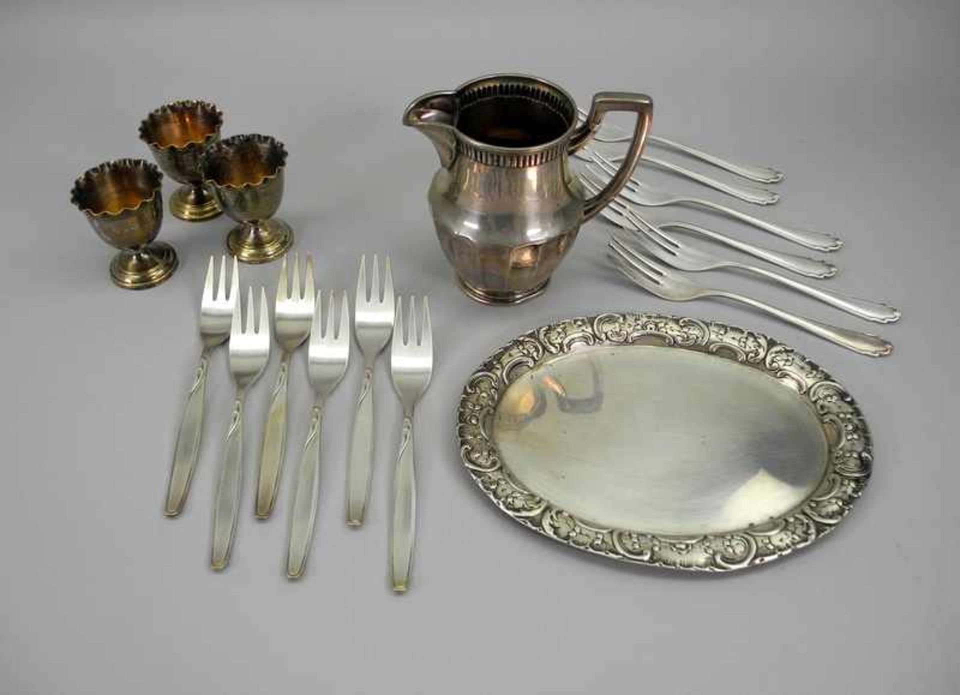 Konvolut TafelgeschirrSilber 800/Silber plated, Kanne und Tablett am Boden mit Feingehalt,