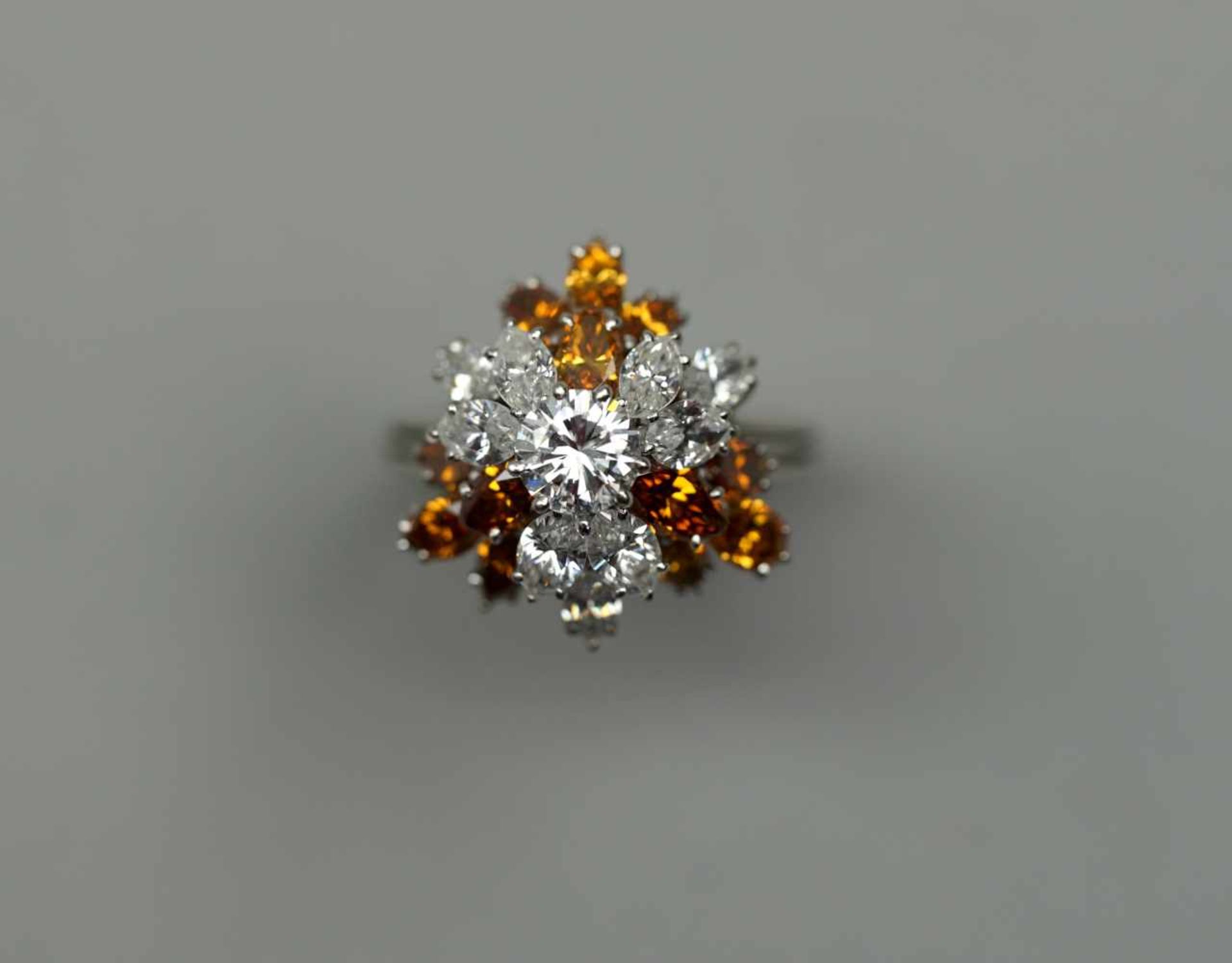 Platin-RingFeiner Platin-Ring mit Diamanten im Navette-Schliff, ca. 1 ct. mit Zentralstein im