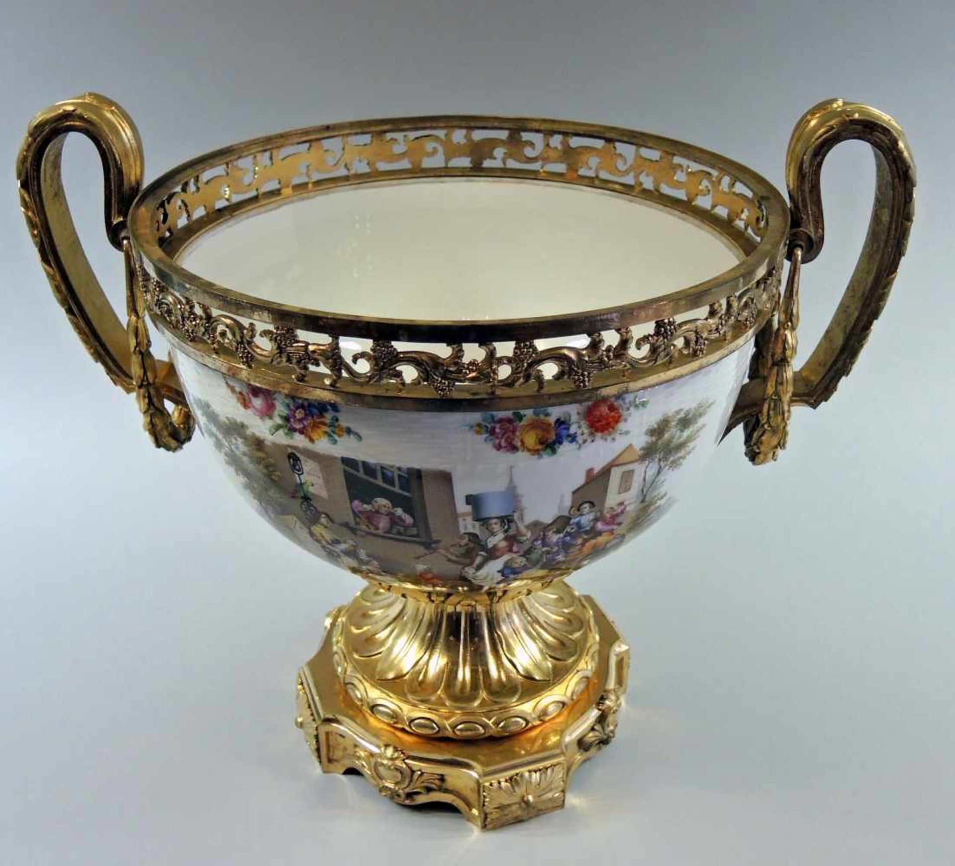 Große Potpourri-VasePorzellan, wohl KPM, ungemarkt, feuervergoldetes Messing. Große Potpourri-Vase - Image 4 of 5