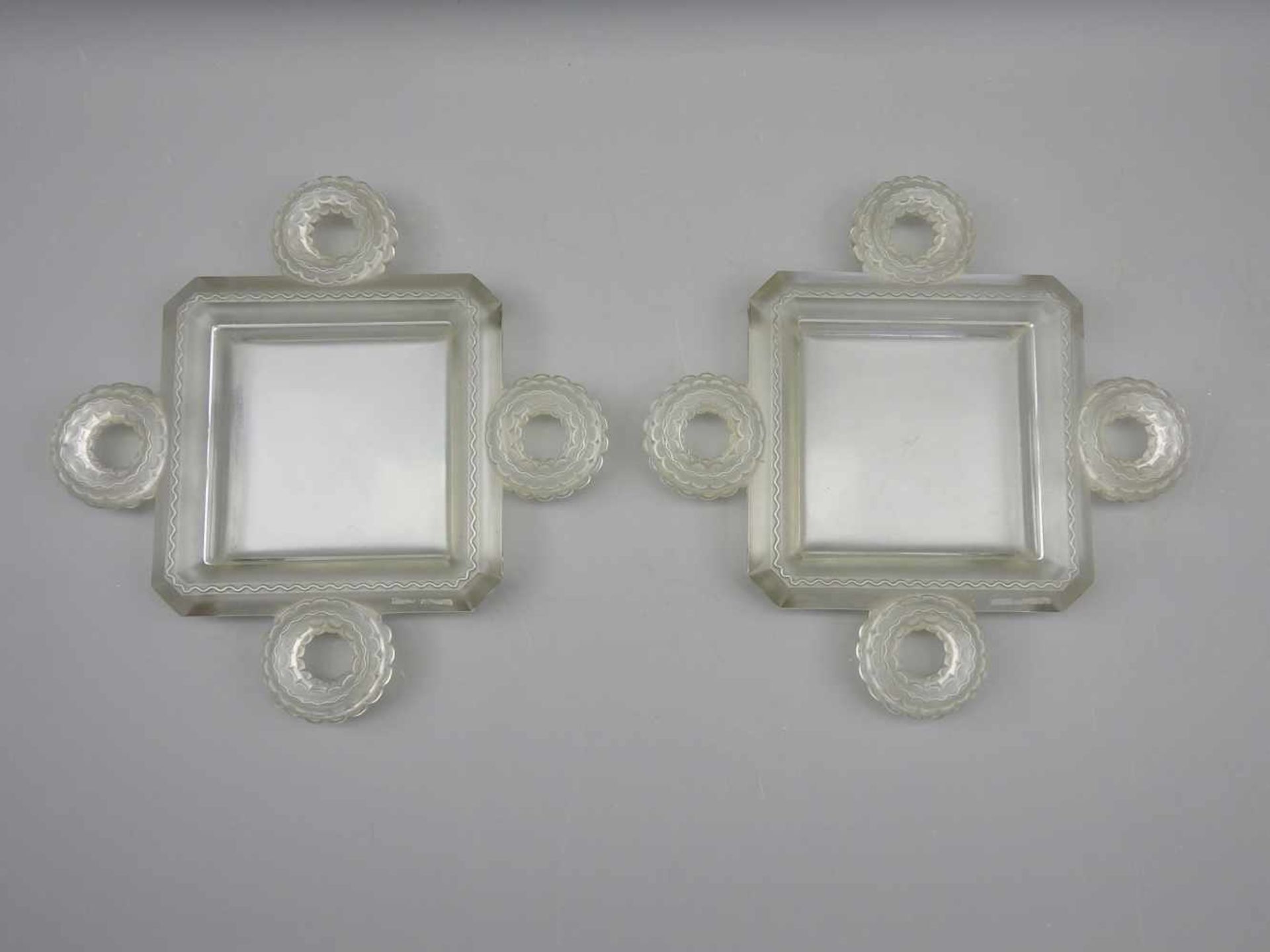 Lalique, Zwei quadratische SchalenSatiniertes Kristallglas, jeweils rückseitig "Lalique France"