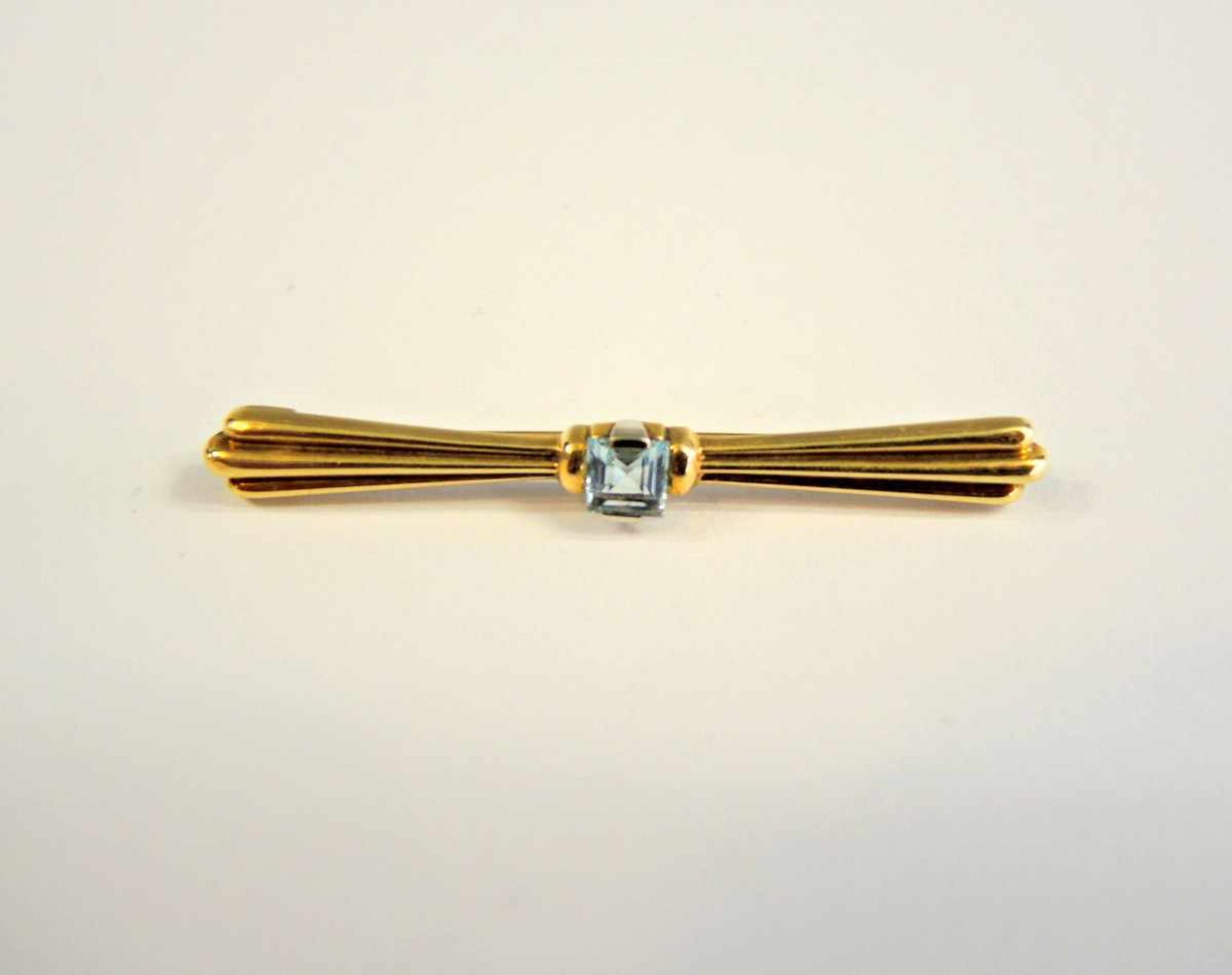 Kleine goldene Stabbrosche14 K. Gelbgold, mit kleinem Aquamarin von ca. 0,50 ct. Deutschland,