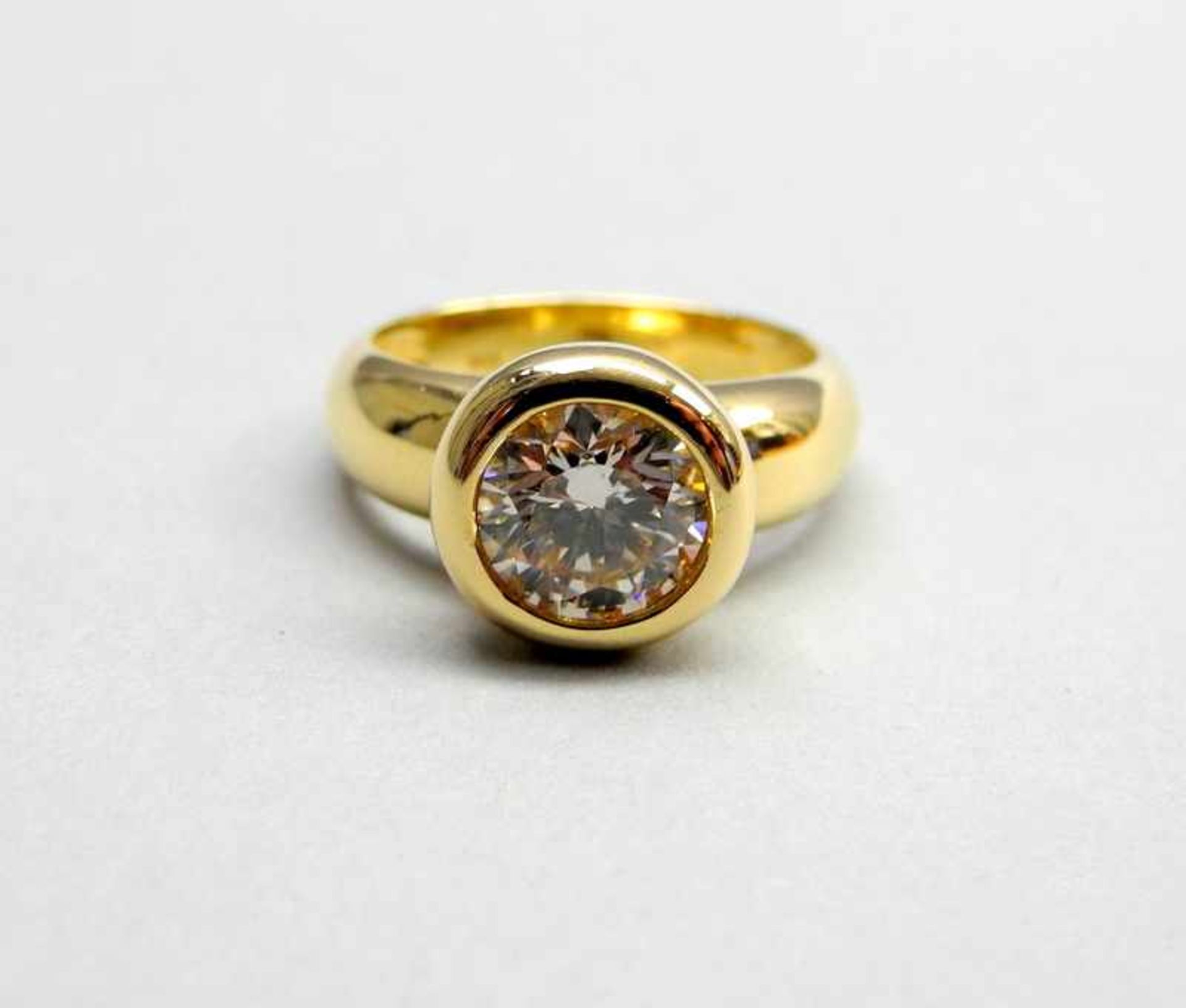 Solitärring18 K. Gelbgold mit einem Brillanten von ca. 1,82 ct. TTVVSI 1. Farbe K. Mit Expertise.