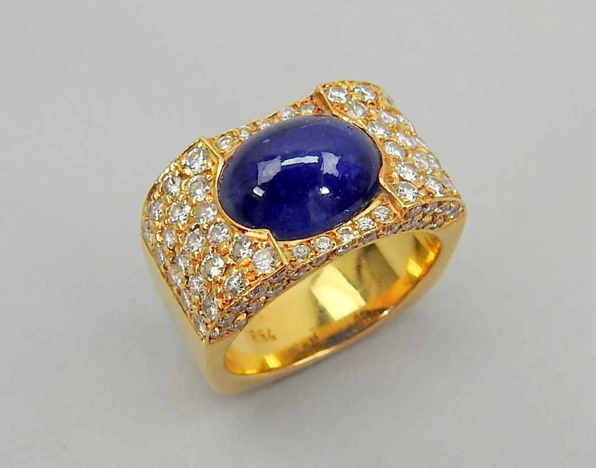 Saphir-Diamant-Ring mit Goldfassung18 K. Gelbgold mit zentralem Saphir-Cabochon 2 ct. und
