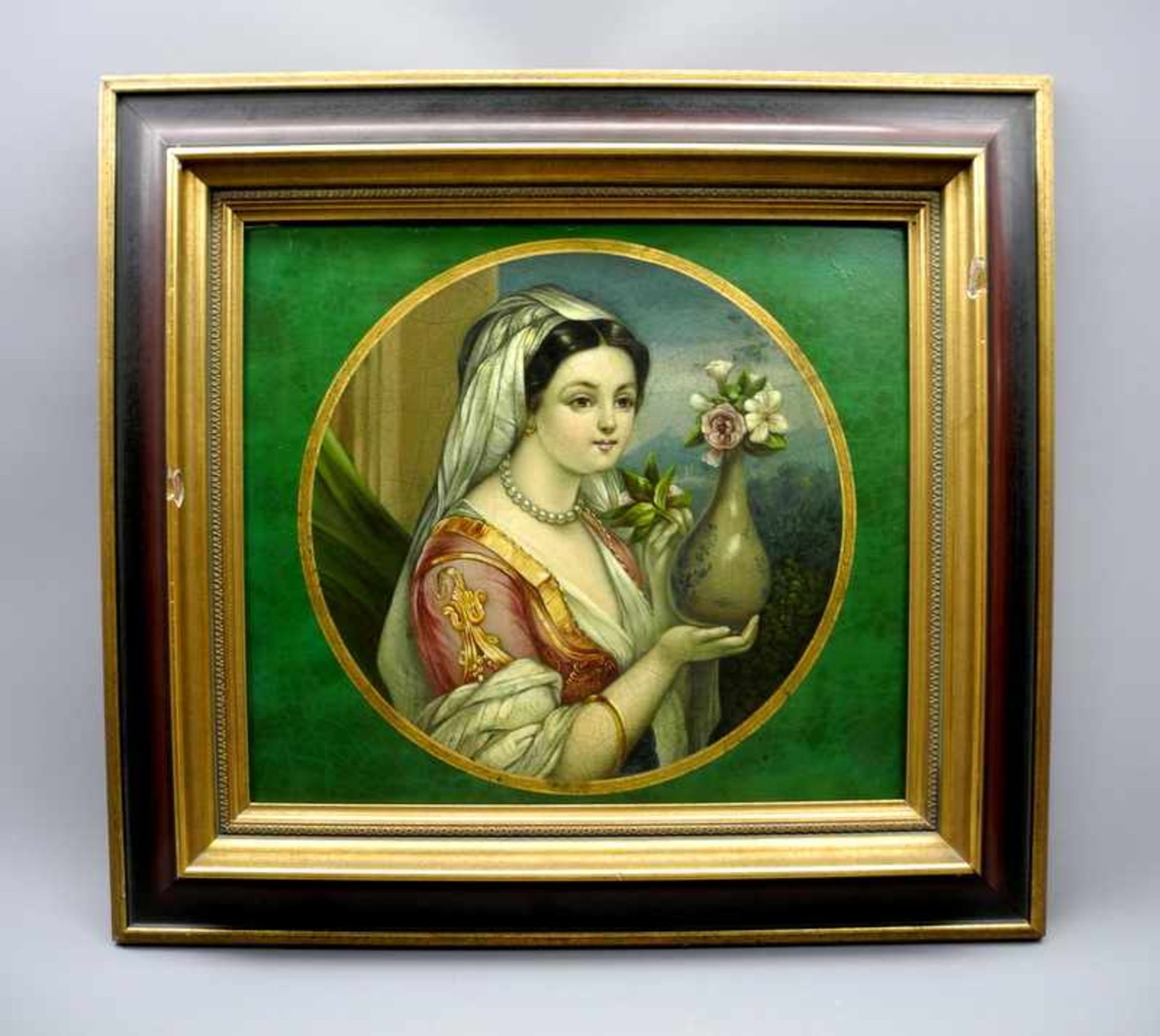 Damenporträt im aufgemalten RundÖl/Holz. Porträt einer Dame mit fließendem Gewand, eine Vase mit - Image 2 of 2