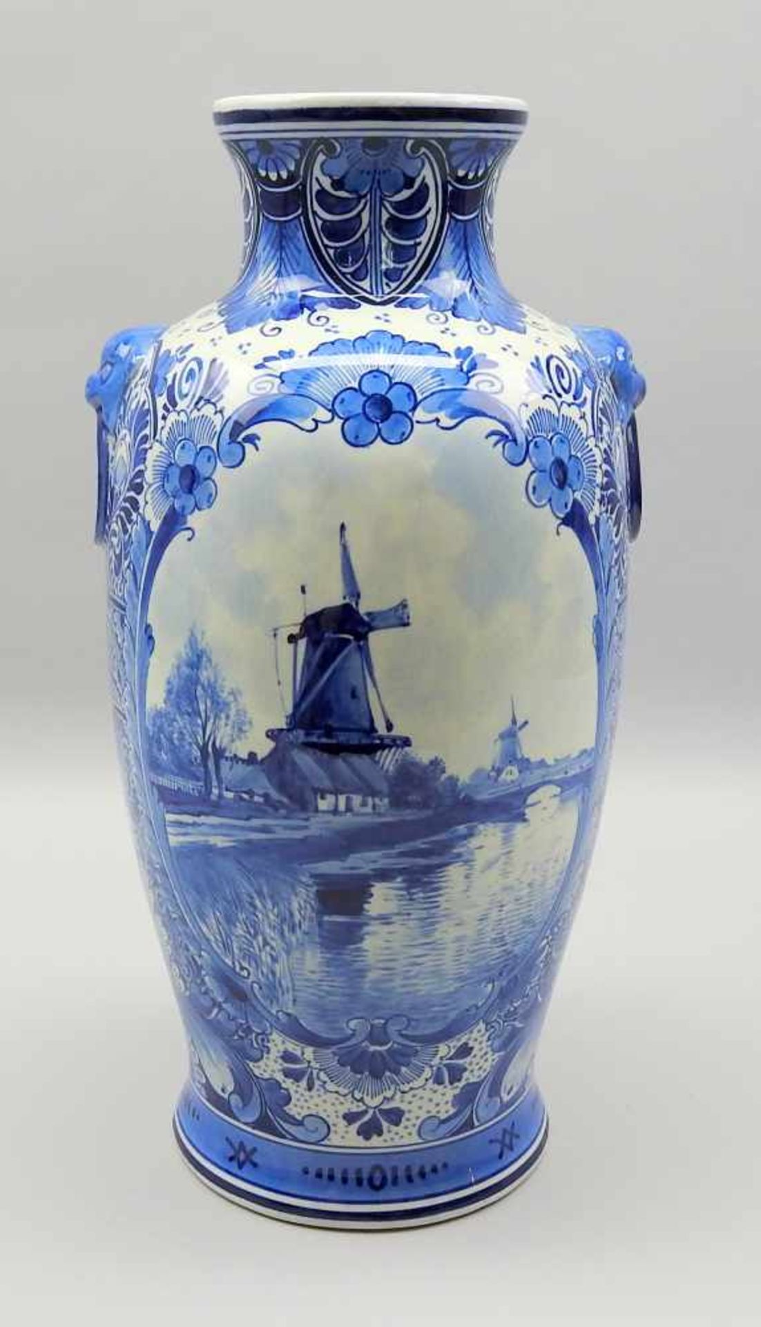 Delfter VaseKeramik, unterglasurblaue Marke am Boden. Hohe Vase mit angedeuteten Henkeln und