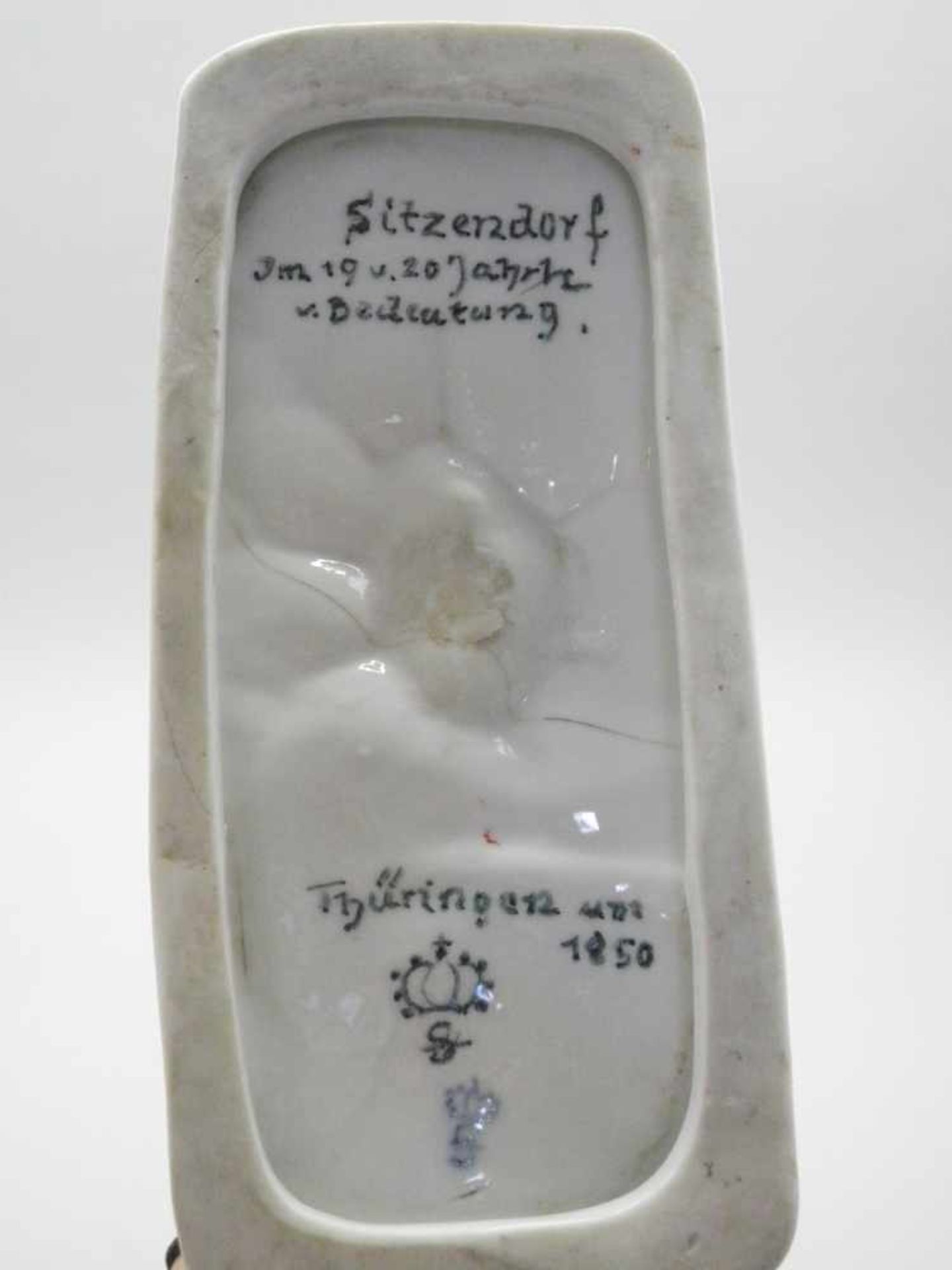 Sitzendorf, Schneider auf ZiegenbockPorzellan, aufglasurblaue Marke am Boden. Auf rechteckigem - Bild 4 aus 5