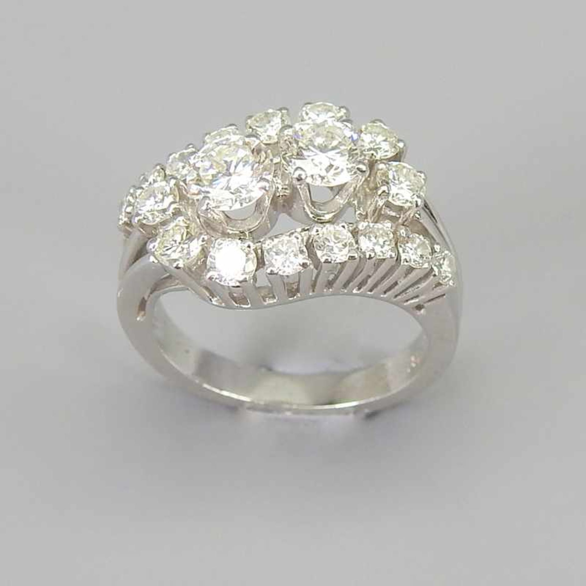 Brillant-Ring14 K. Weißgold mittig besetzt mit zwei Diamanten von insgesamt ca. 0,40 ct, TWVVSI 2,