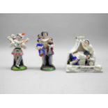 Drei Porzellanfiguren im SchaukastenPorzellan, ungemarkt. Drei Figuren im jeweils gläsernen