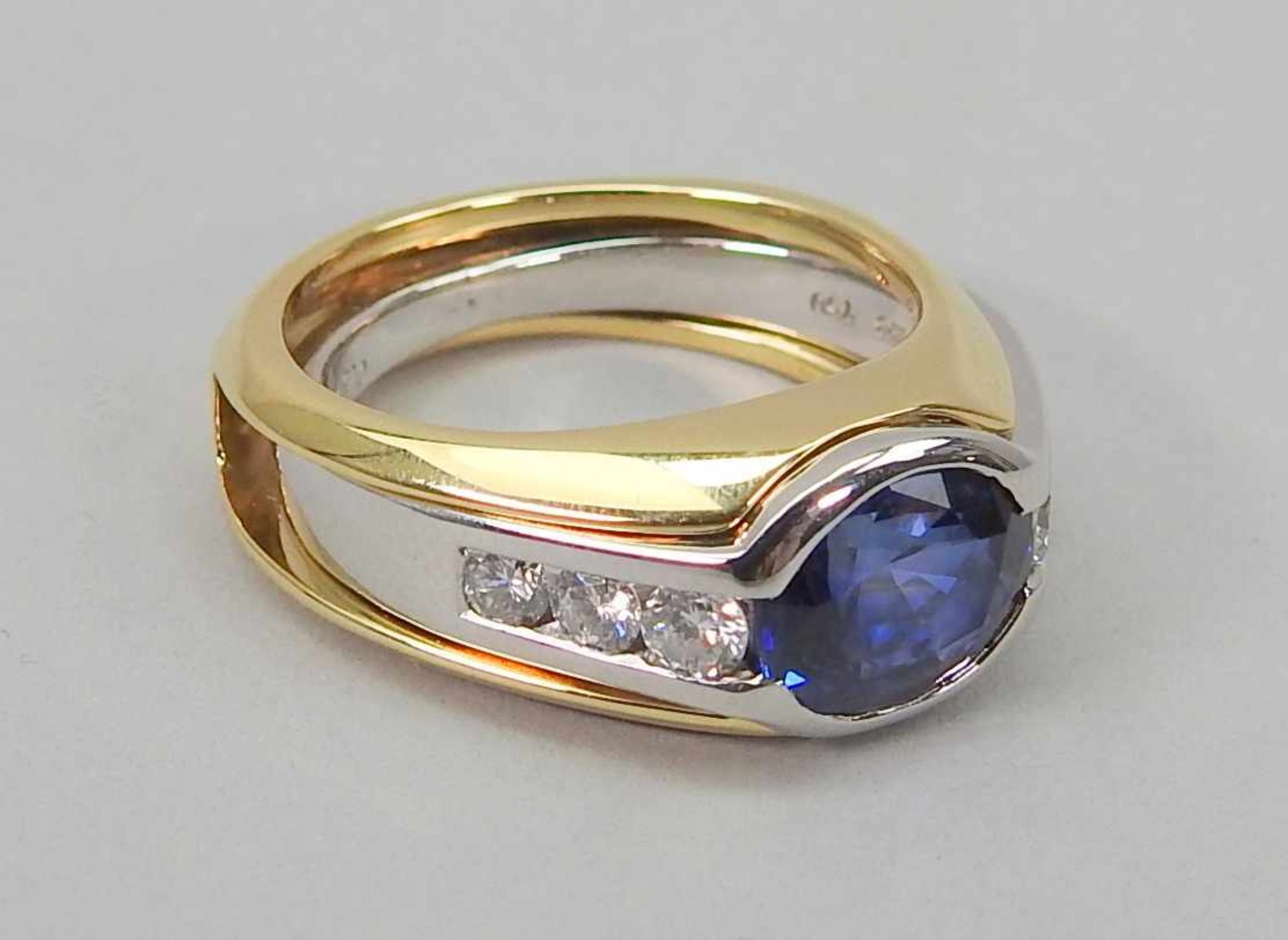 Saphir-Ring mit Diamanten18 K. Weißgold/Gelbgold, mit zentralem Amethyst von ca. 2,5 ct. und 6