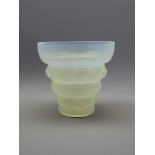 Sabino Paris, Vase mit FischenOpalglas mit teilweise reliefierter Außenwandung, am Boden mit