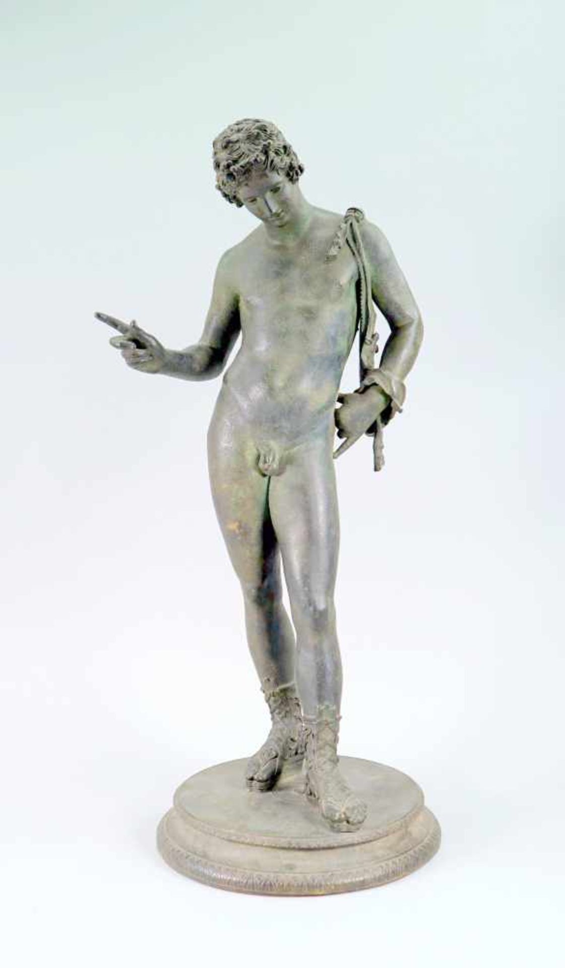 Dionysos, der Narziss von PompejiBronze, dunkel patiniert. Skulptur nach antikem Vorbild. Auf rundem