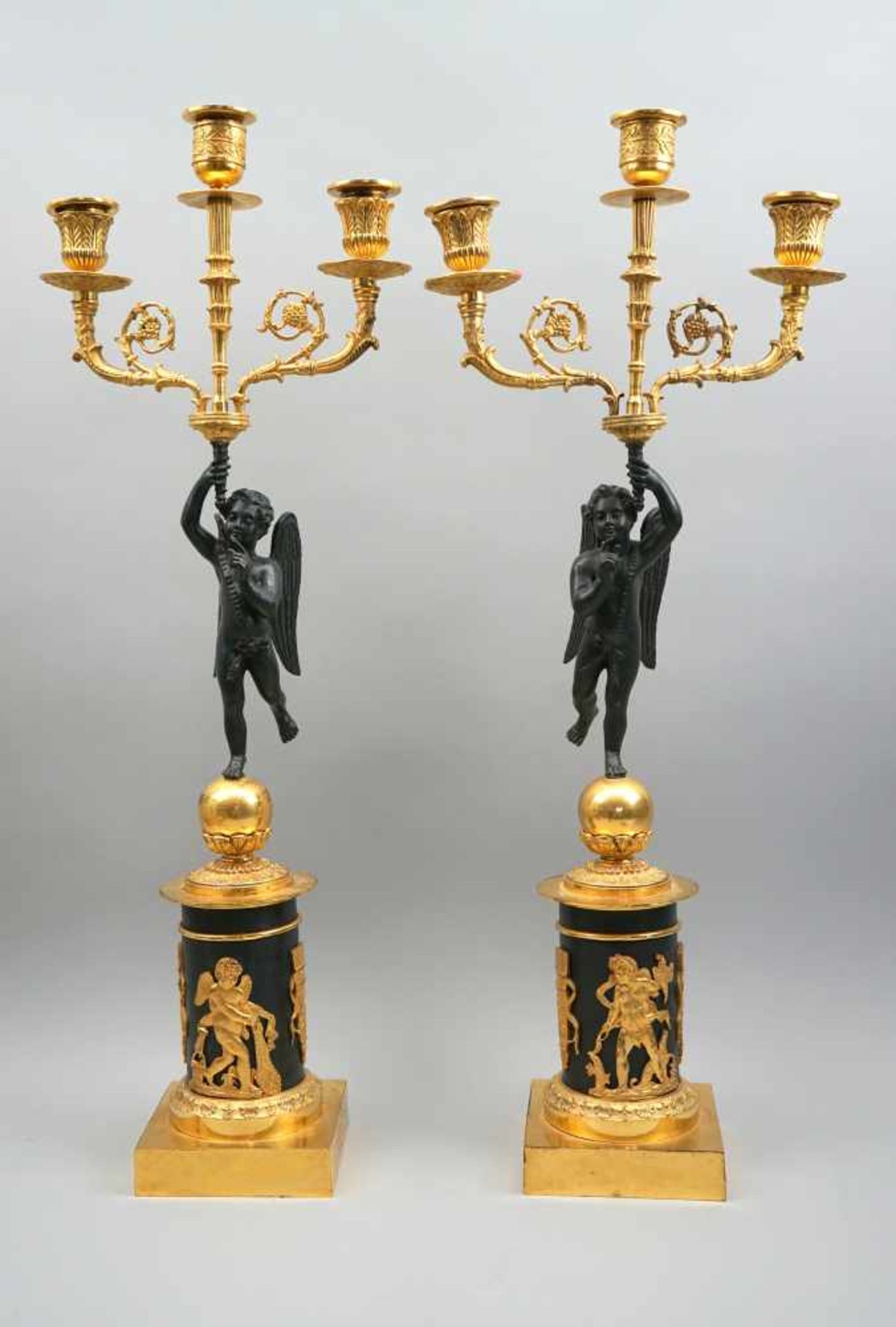 Paar Kandelaber mit EngelsfigurenBronze/Ormoulo. Dreilichtiger Kerzenhalter mit großen Engelsfiguren