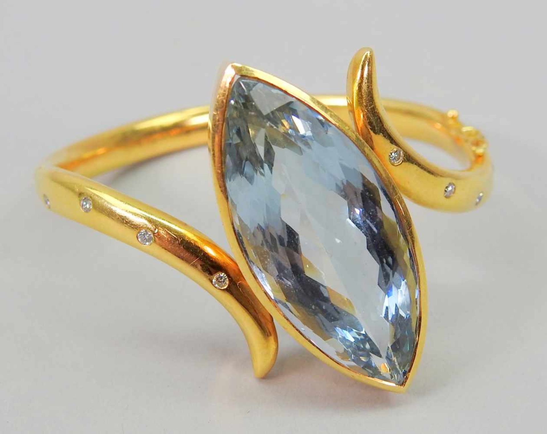 Prunkvoller Aquamarin-Armreif18 K. Gelbgold mit 8 eingefassten Diamanten von insgesamt 0,20 ct und
