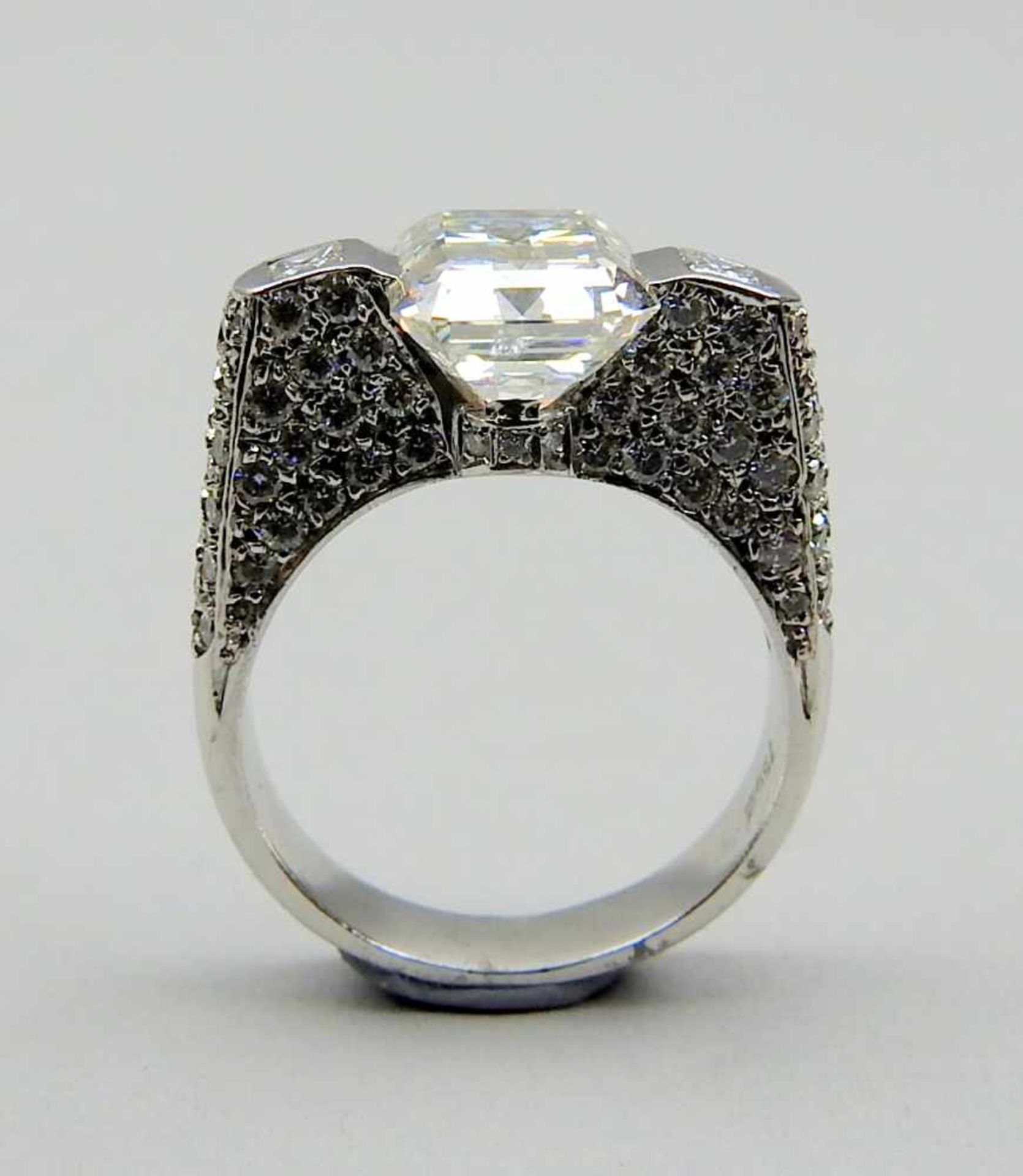 Großer Juweliers-Brillant-Ring18 K. Weißgold mit einem Hauptstein von ca. 4,12 ct SI 2 und - Image 5 of 5