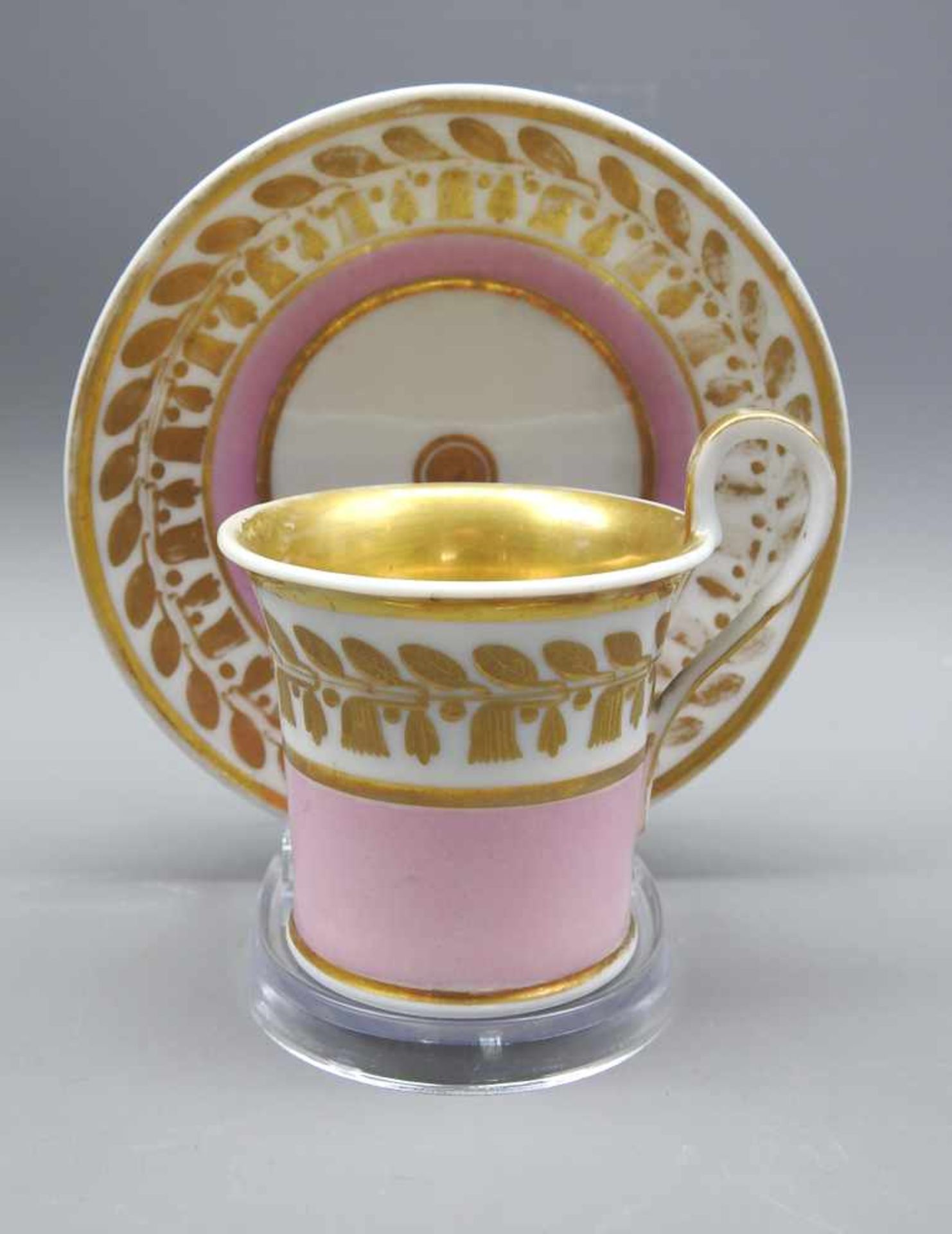 Konische Sammelkaffeetasse mit UntertellerPorzellan, ungemarkt. Rosa bemalte und gold stafiierte