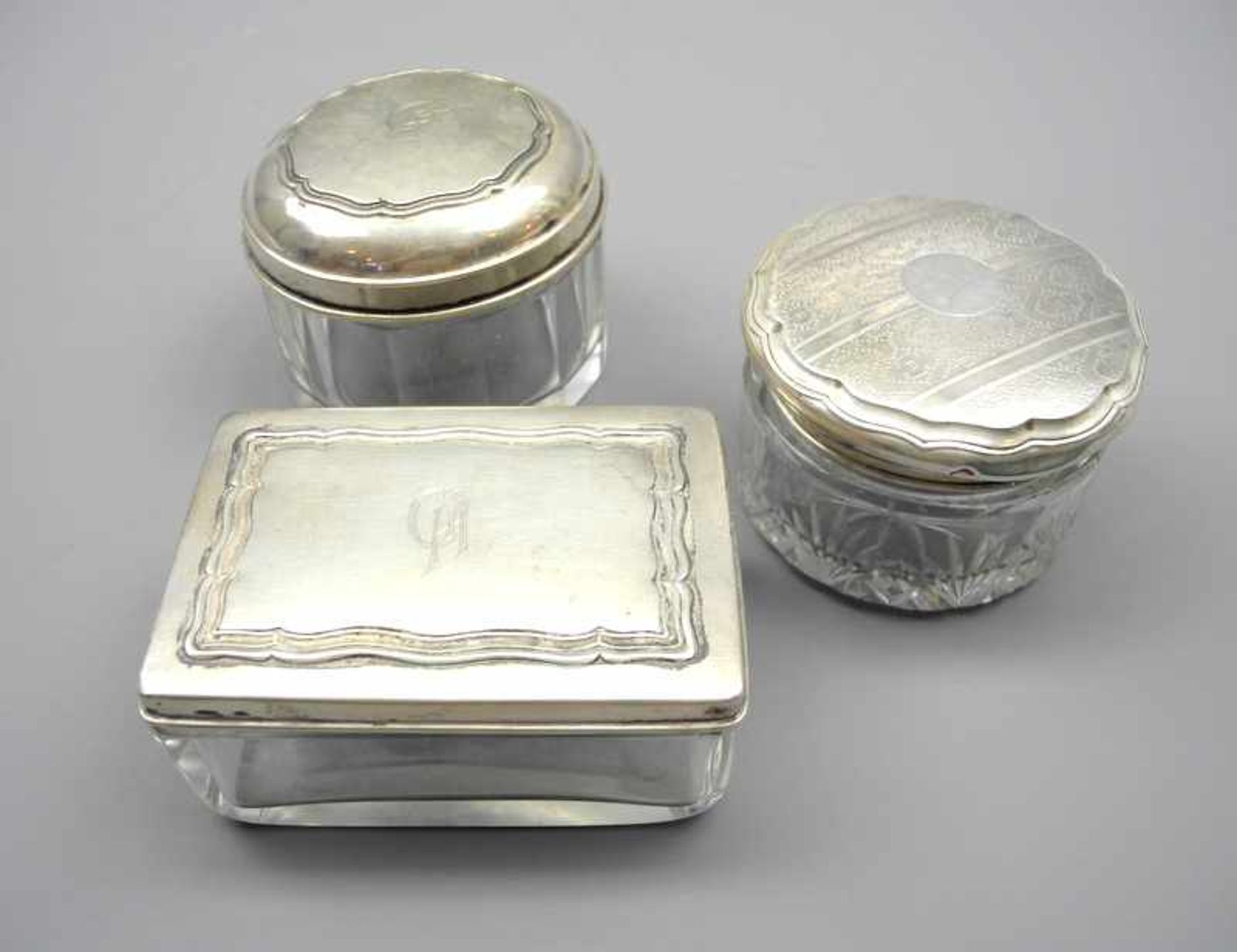 Drei Glasdosen mit SilberdeckelnGlas und Silber 800/830/900, jeweils seitlich am Deckel mit
