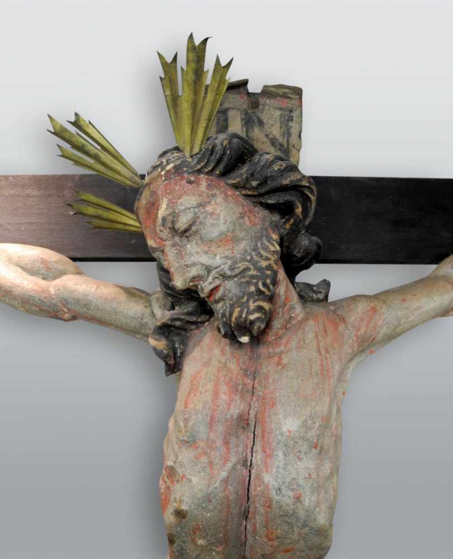 Frühbarocker Christus am KreuzHolz, polychrom gefasst, Fassung original. Altersbedingter Zustand.
