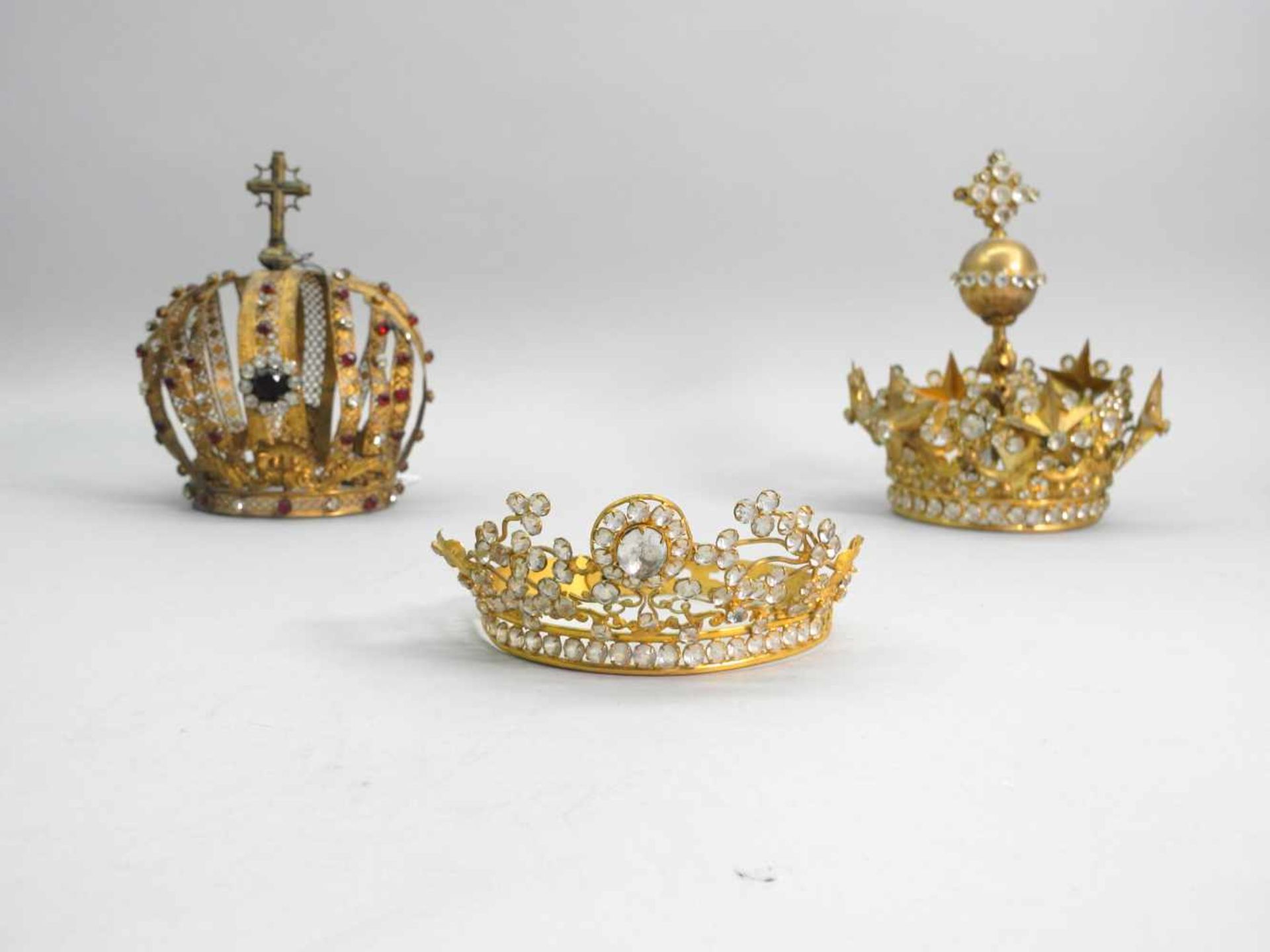 Drei kleine KronenMessing mit Glassteinbesatz. Drei kleine Kronen für Figuren in unterschiedlichen - Bild 2 aus 3