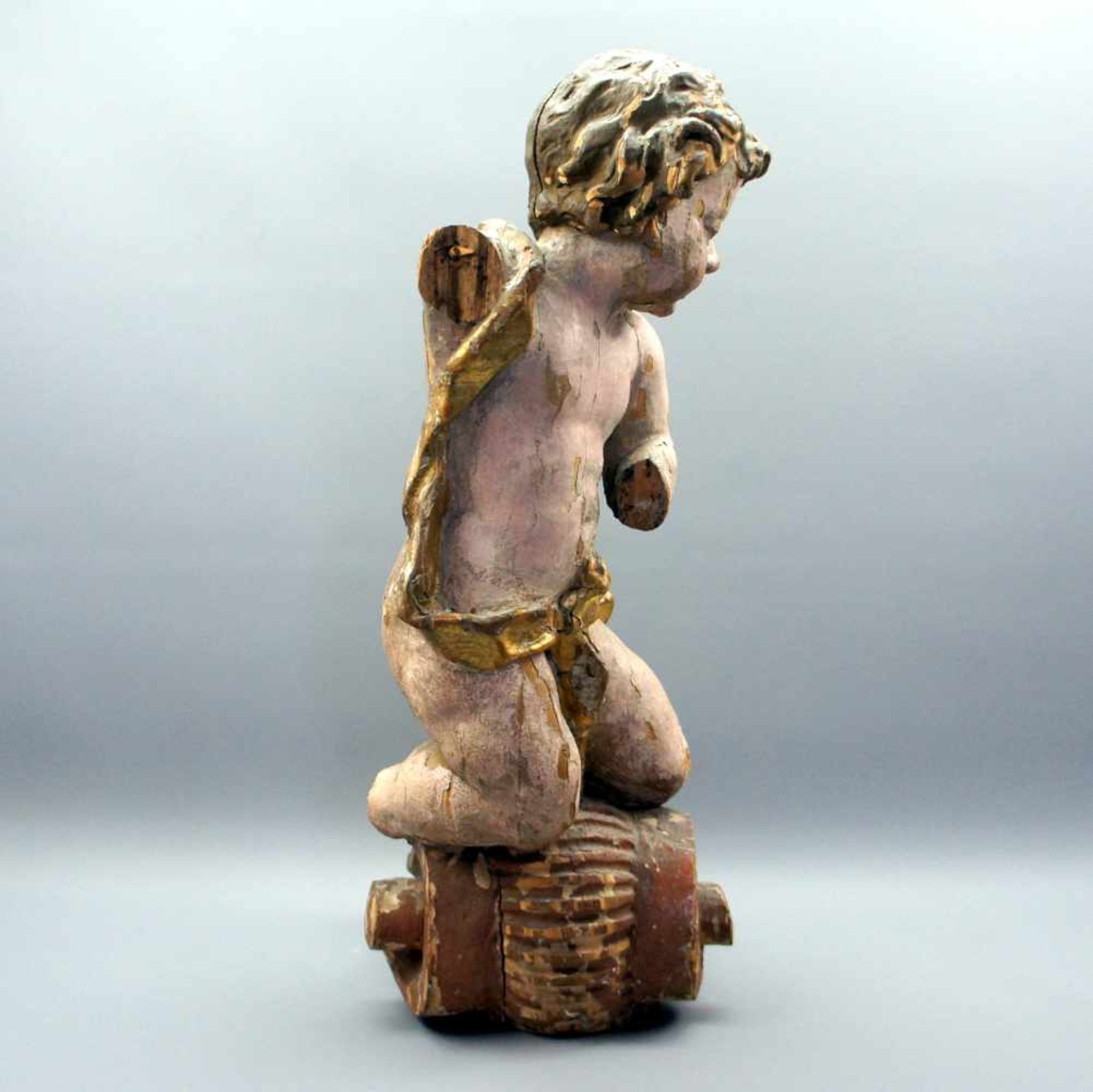 Kniender PuttoHolzgeschnitzt, farbig gefasst. Figur eines knienden Putto auf einer Konsole mit - Bild 4 aus 7