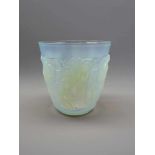 Sabino Paris, Vase "Abondance"Opalglas mit reliefierter Außenwandung, am Boden mit Ätzsignatur "