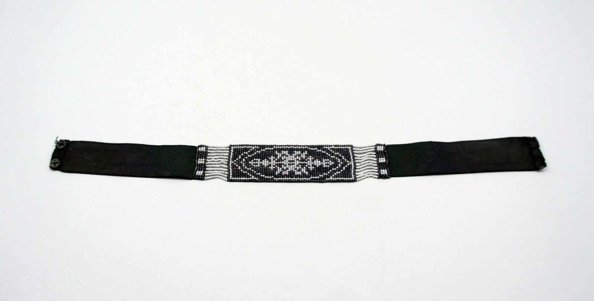 Kropfband mit Spinellen und MakasitSchwarzes Halsband mit einer Vorderseite aus schwarzen und weißen - Image 2 of 3