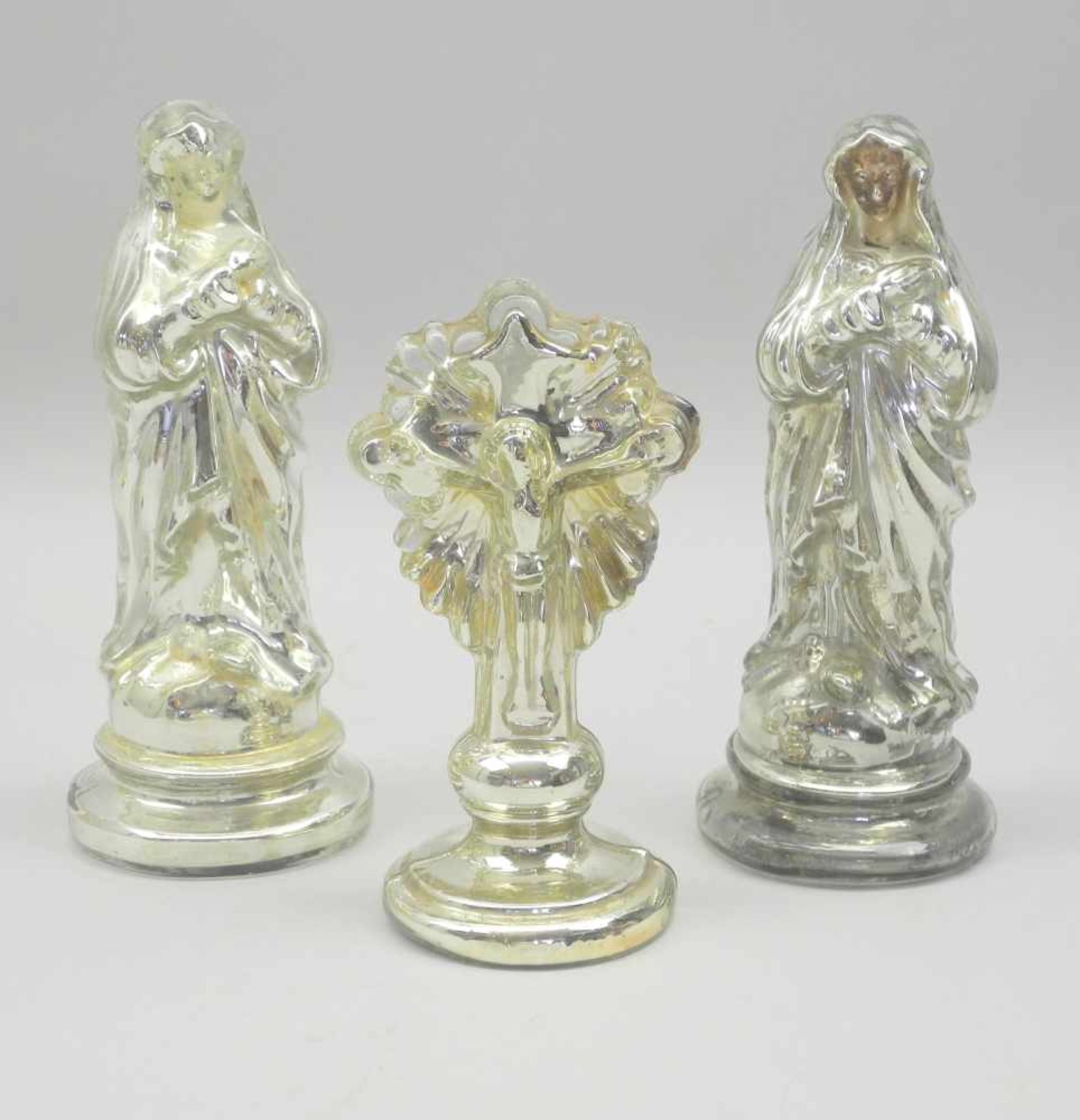 HeiligenfigurenSilberglas. 3 teiliges Konvolut: 2 Madonnen, 1 Christus am Kreuz. Silbrig und gold