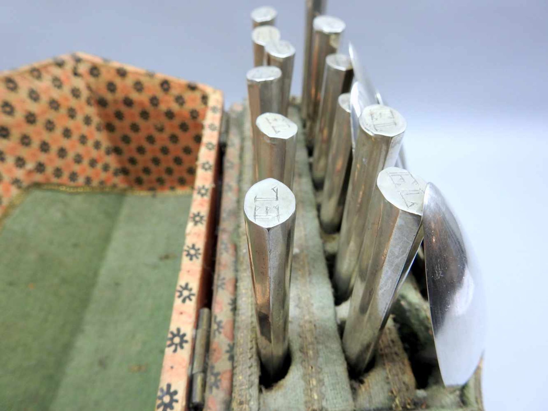Barockes Besteck-ReisekastenStempel von CHEB (CS) um 1760. Jeweils 6 Messer, Gabeln und Löffel - Bild 4 aus 7