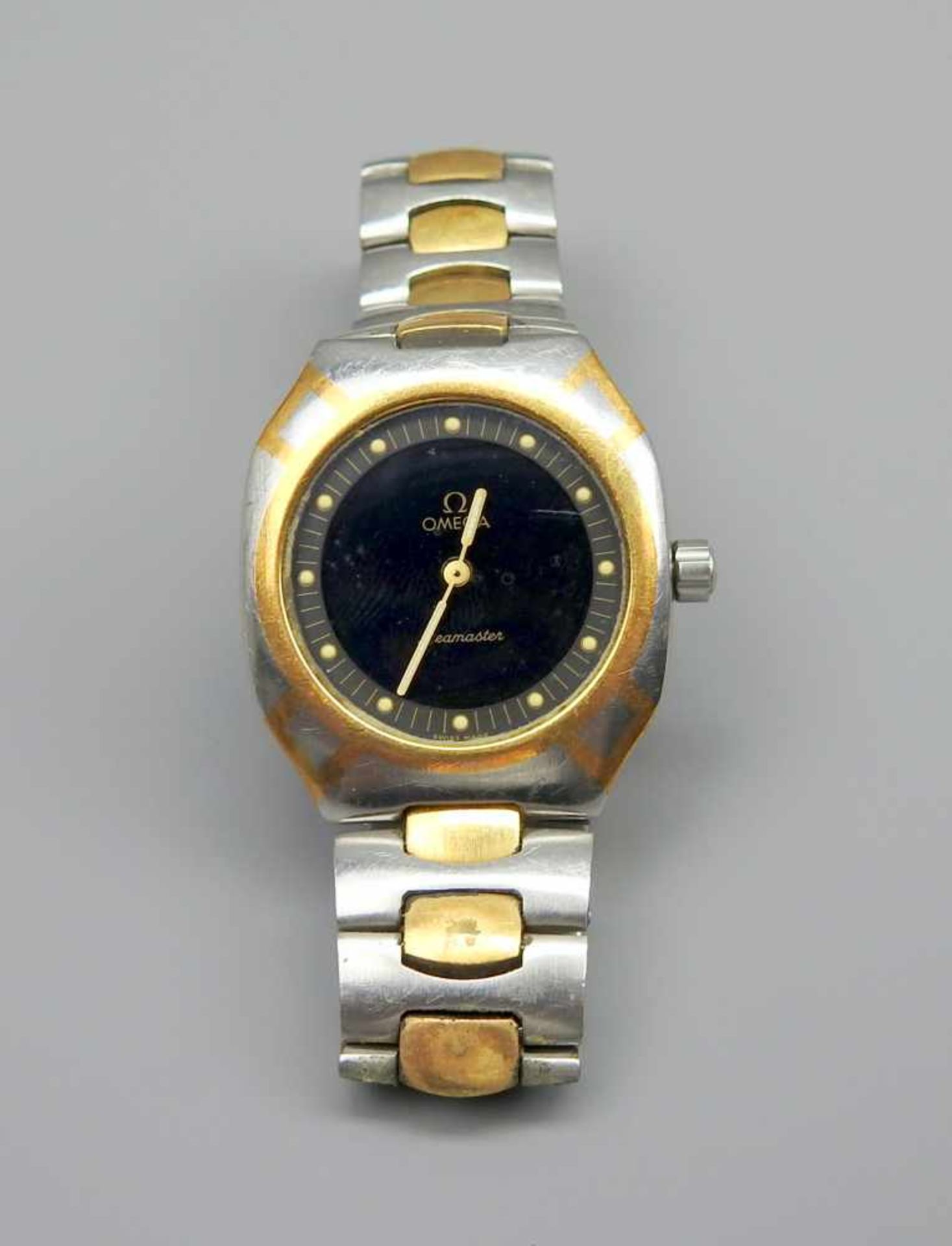 Omega, SeamasterTitan/18 K, Gelbgold. Modell Medium Quartz. Altersbedingter, getragener Zustand. Auf