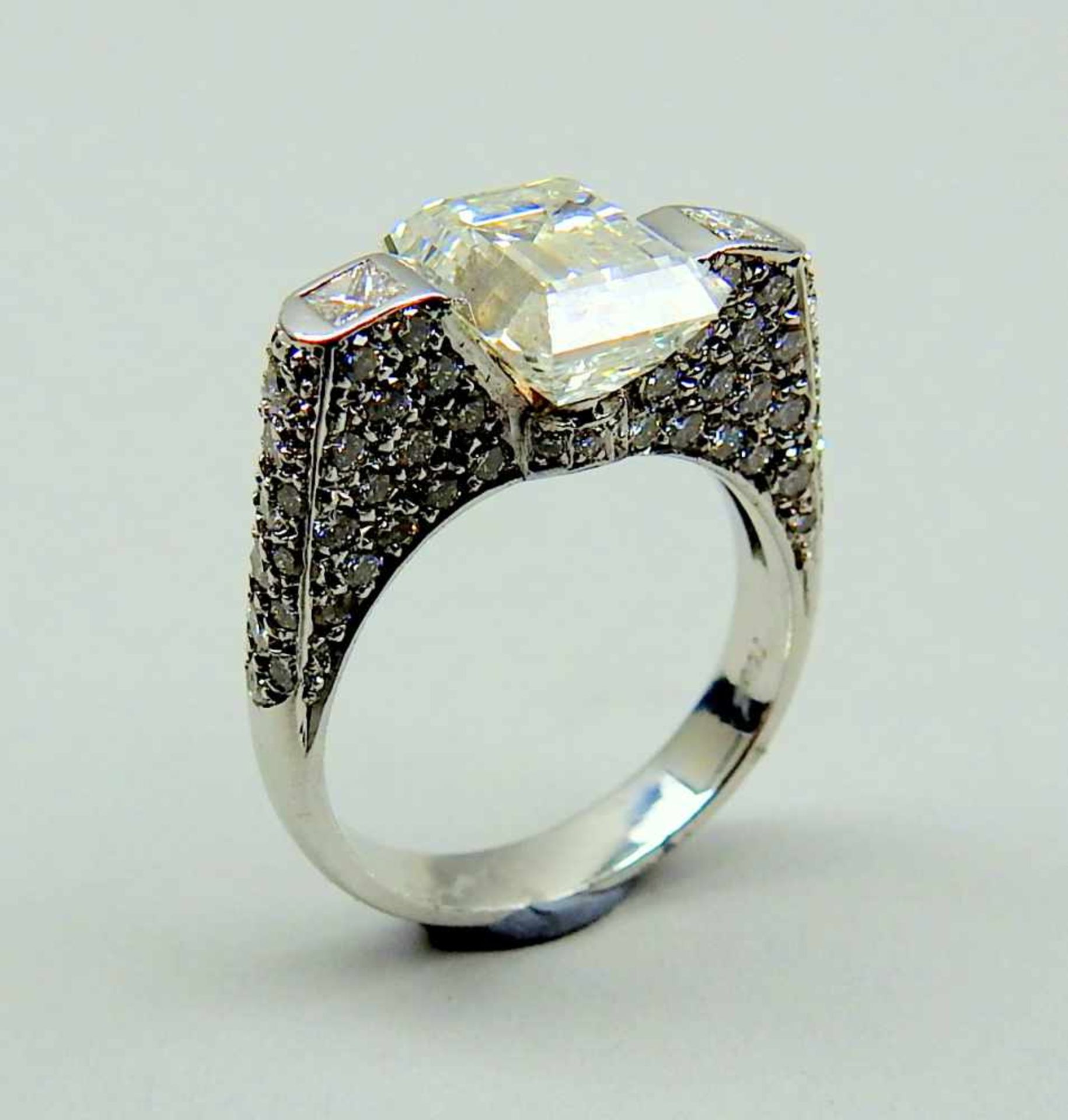 Großer Juweliers-Brillant-Ring18 K. Weißgold mit einem Hauptstein von ca. 4,12 ct SI 2 und - Image 2 of 5