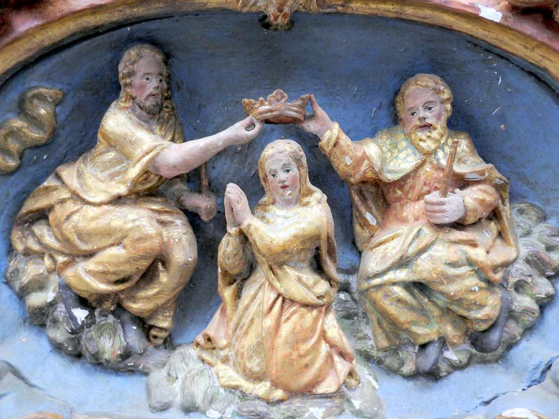 Frühes Barockes ReliefHolz, farbig gefasst. Krönung Mariens. Altersbedingte Erhaltung, Fa. - Bild 2 aus 3