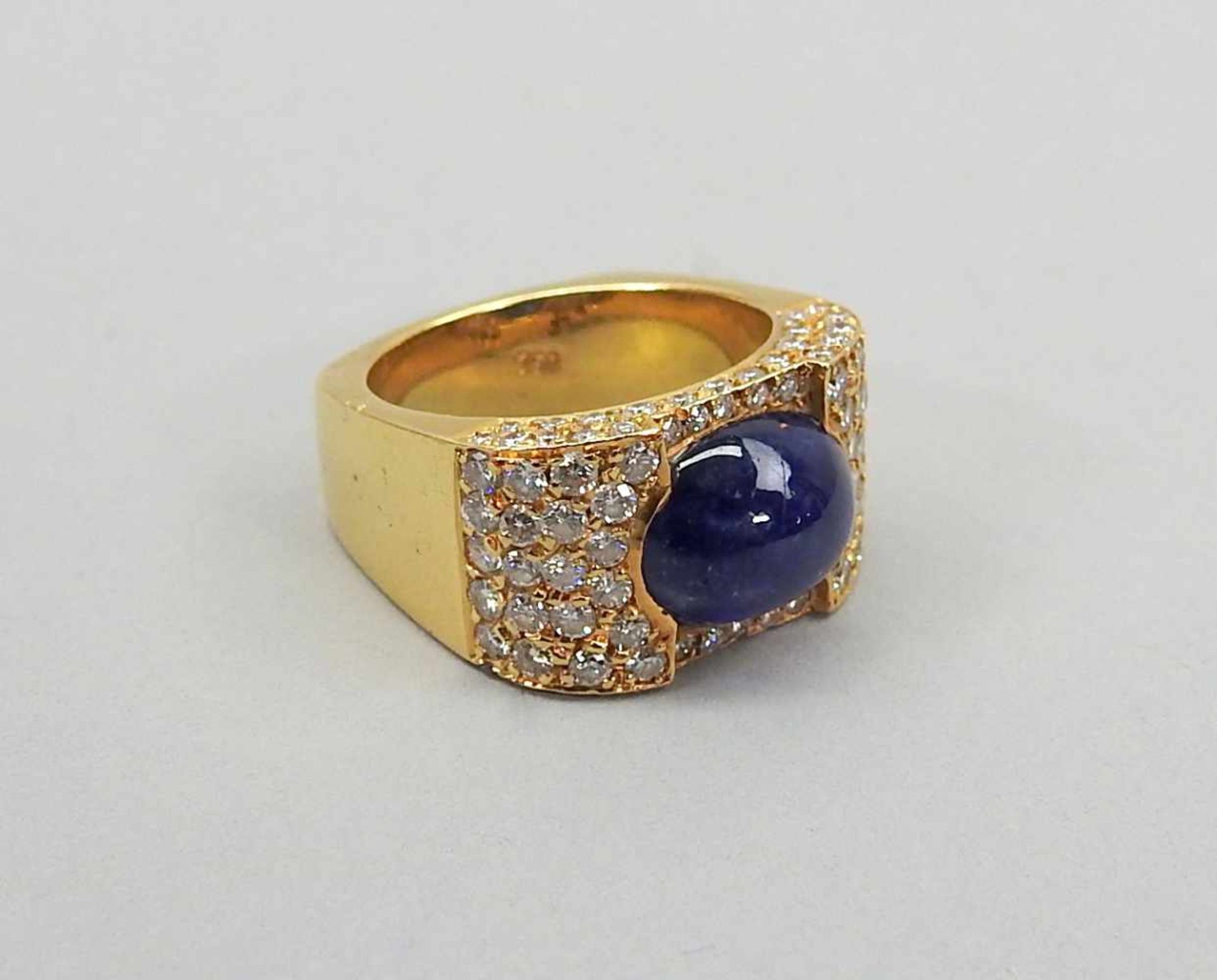 Saphir-Diamant-Ring mit Goldfassung18 K. Gelbgold mit zentralem Saphir-Cabochon 2 ct. und - Image 3 of 3