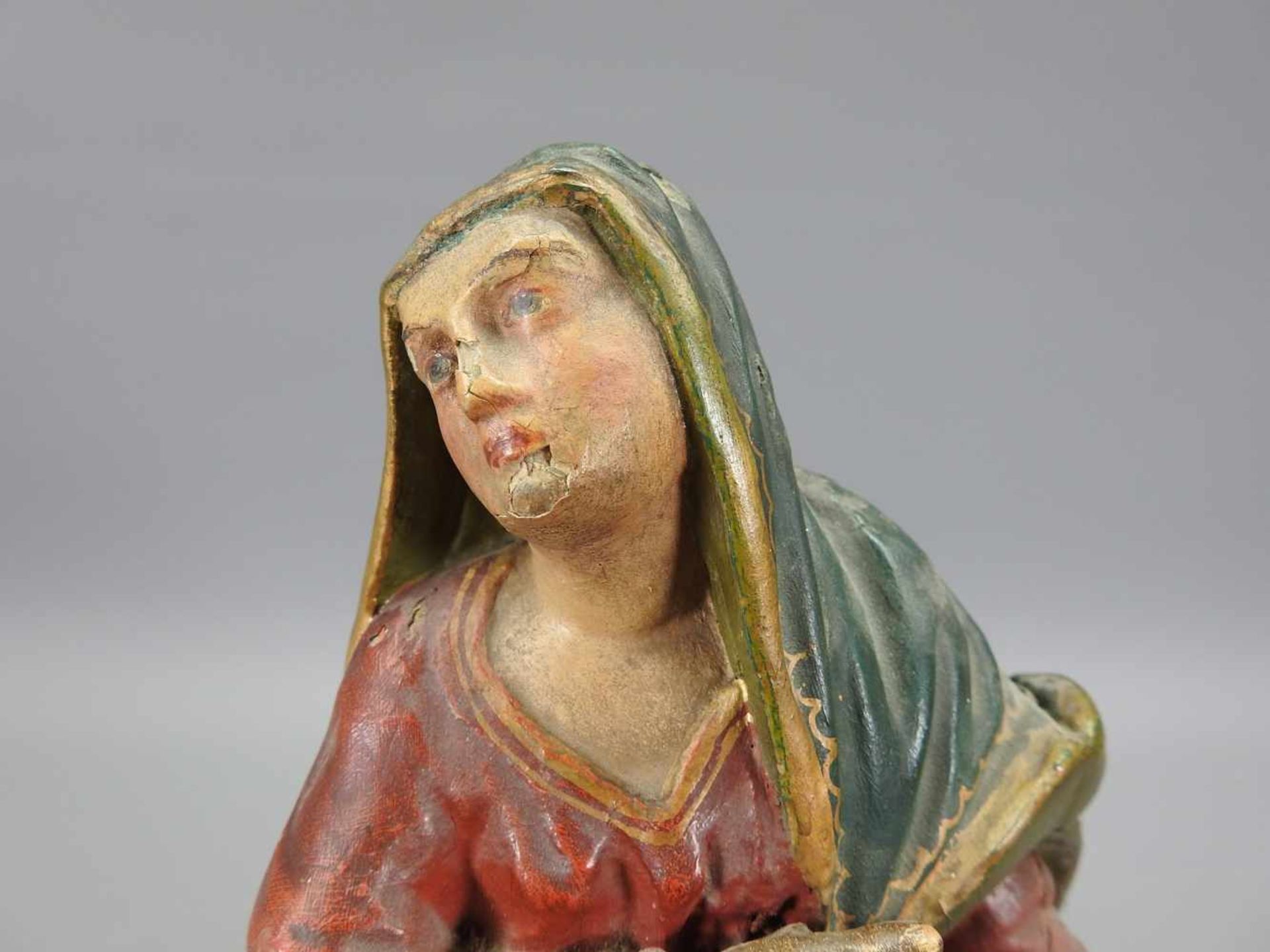 Heilige AnnaHolz geschnitzt und farbig gefasst. Heilige Anna in betender Haltung. Wohl Teil einer - Bild 3 aus 3