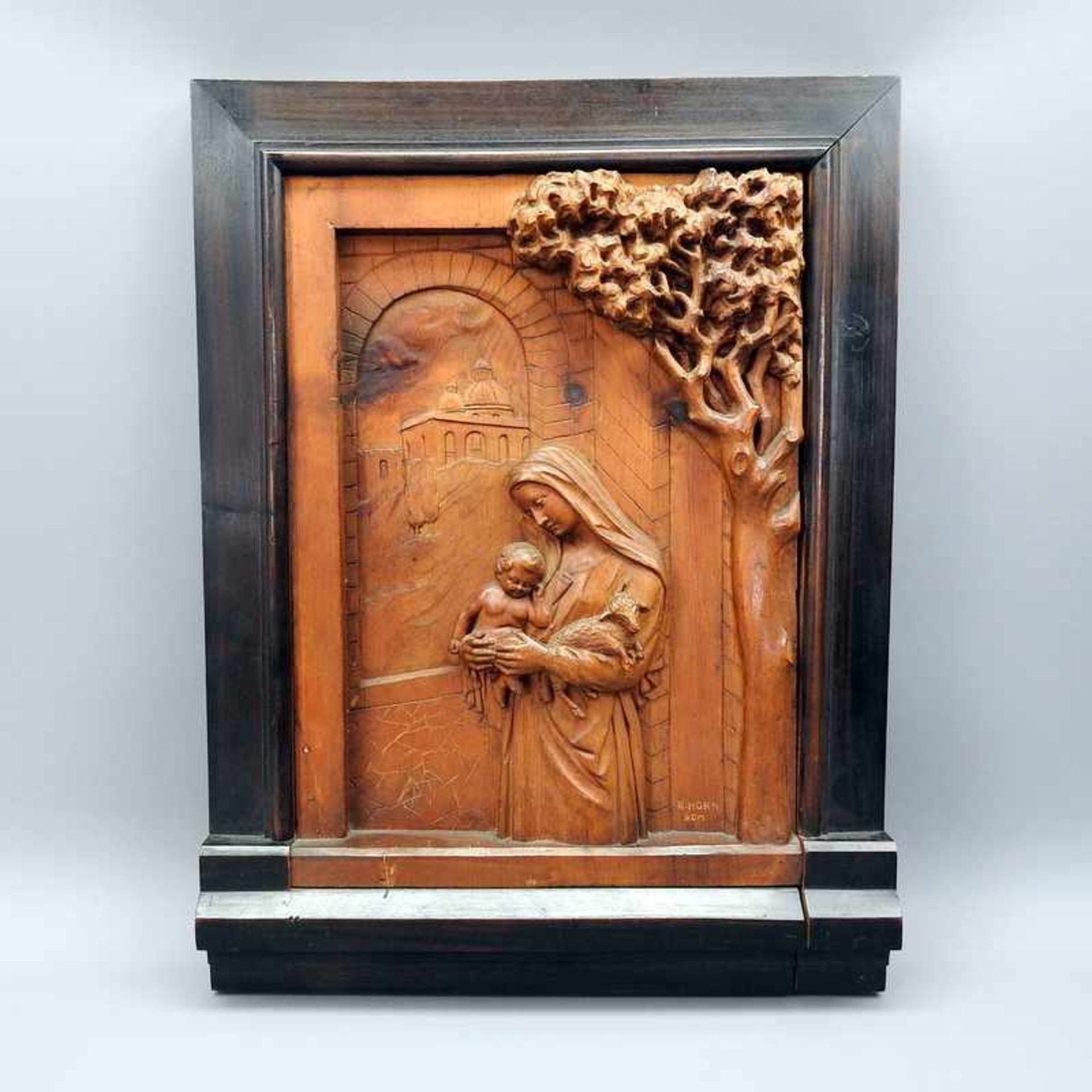 Relieftafel, Madonna mit Kind und LammRelieftafel, Madonna mit Kind und Lamm, Holz geschnitzt, re.