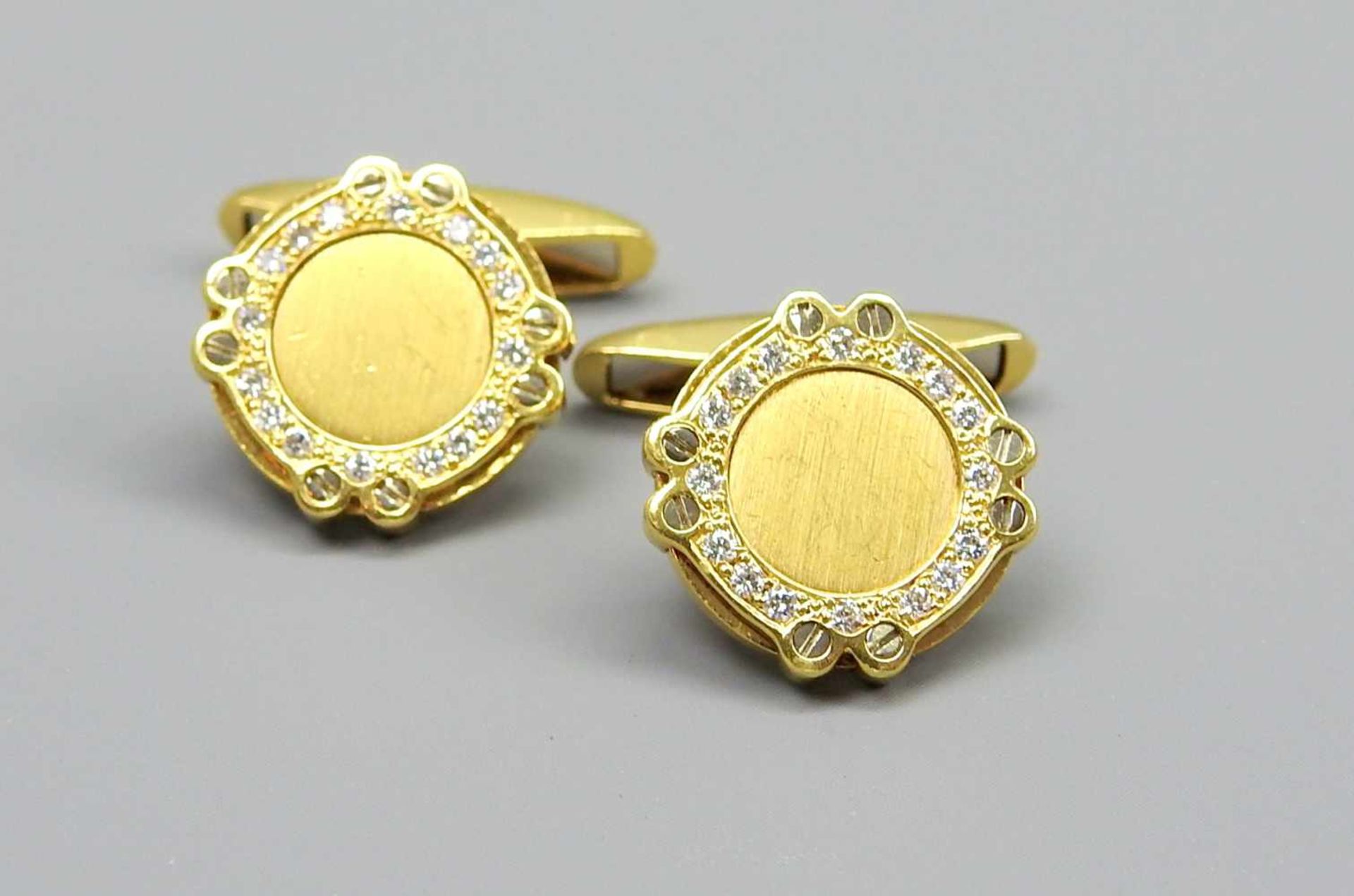 Chopard, Paar Manschettenknöpfe18 K. Gelbgold mit Diamantbesatz. Paar runder Manschettenknöpfe mit