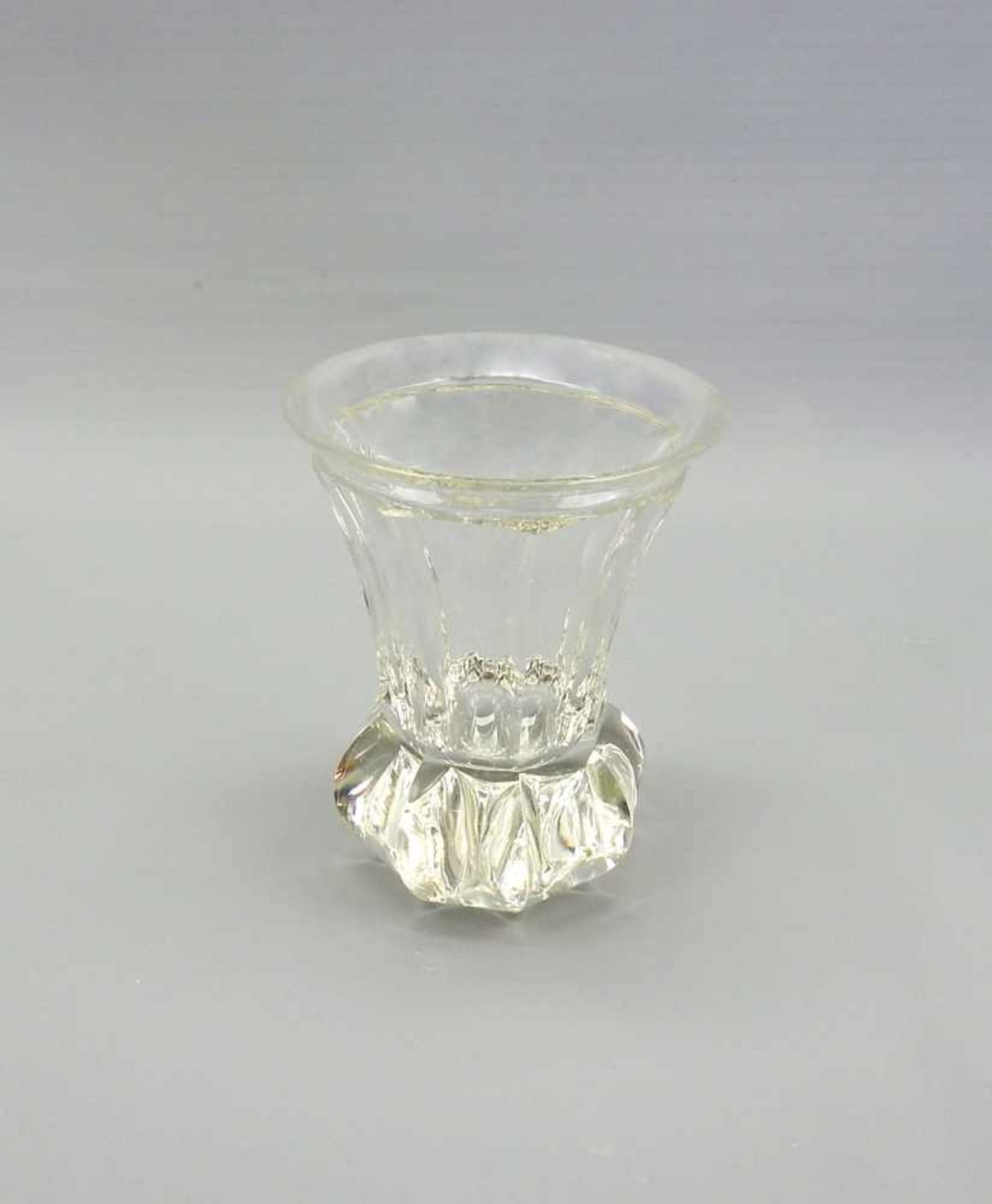 Acht Wassergläser mit zwei KaraffenKristallglas. 8 Wassergläser mit massivem Sockel und zwei - Bild 4 aus 4