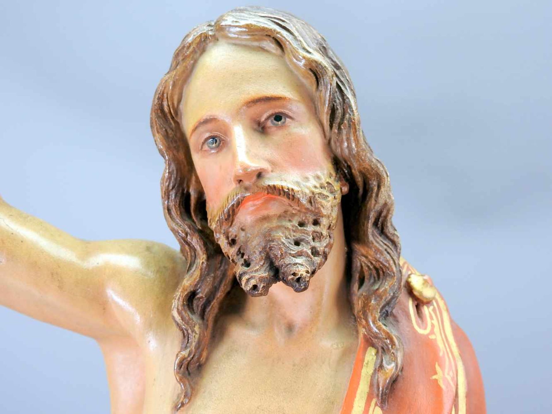 Christus mit SegensgestusHolzgeschnitzt, farbig gefasst. Segnender Christus in faltenreichem Gewand, - Bild 3 aus 4