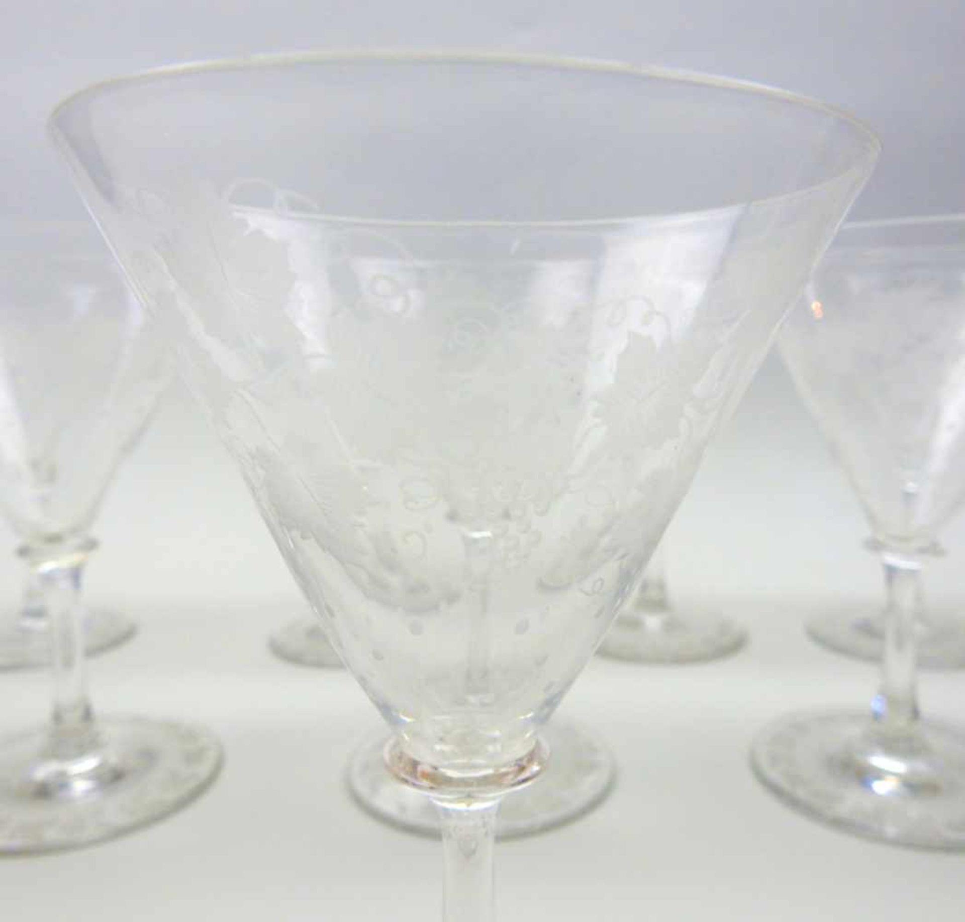 Elf gravierte Champagner-SchalenKristallglas. Auf flachen Scheibenfuß, schlanker Stängelschaft, - Bild 2 aus 3