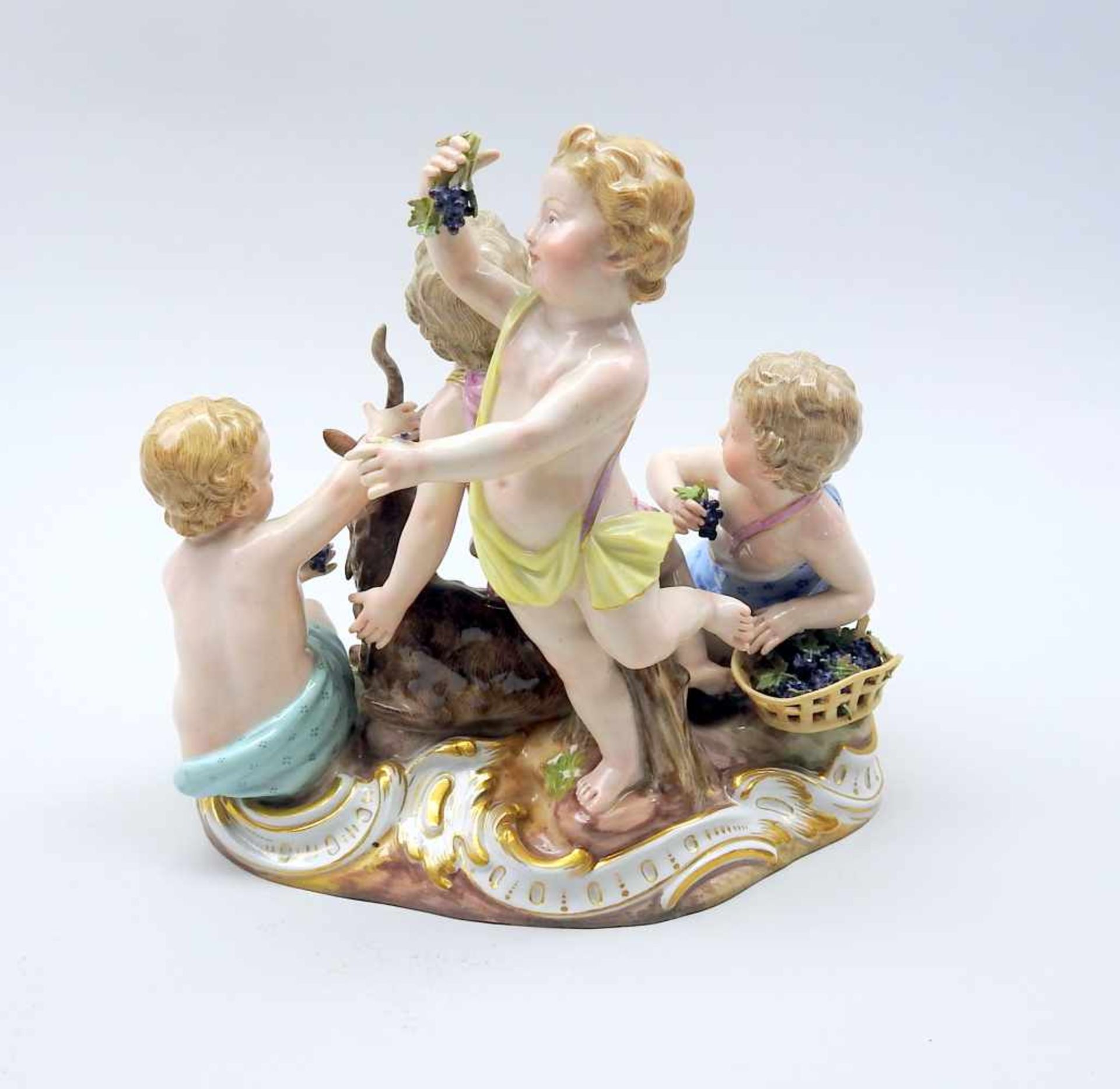 Meissen, Der HerbstPorzellan, am Boden mit unterglasurblauer Schwertermarke. Vier Putti halten - Bild 2 aus 4