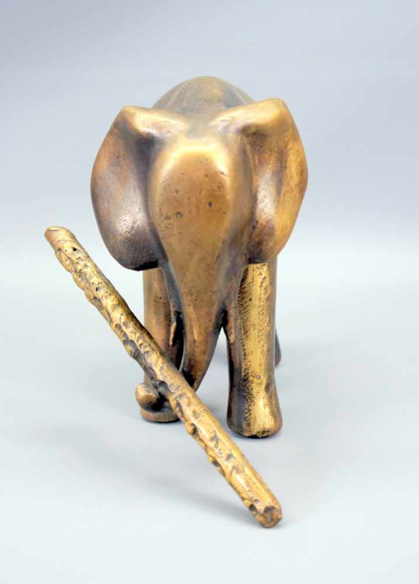 Elefant mit AstBronze, goldbraun patiniert. Vereinfacht dargestellter Elefant, einen Ast mit - Bild 2 aus 4