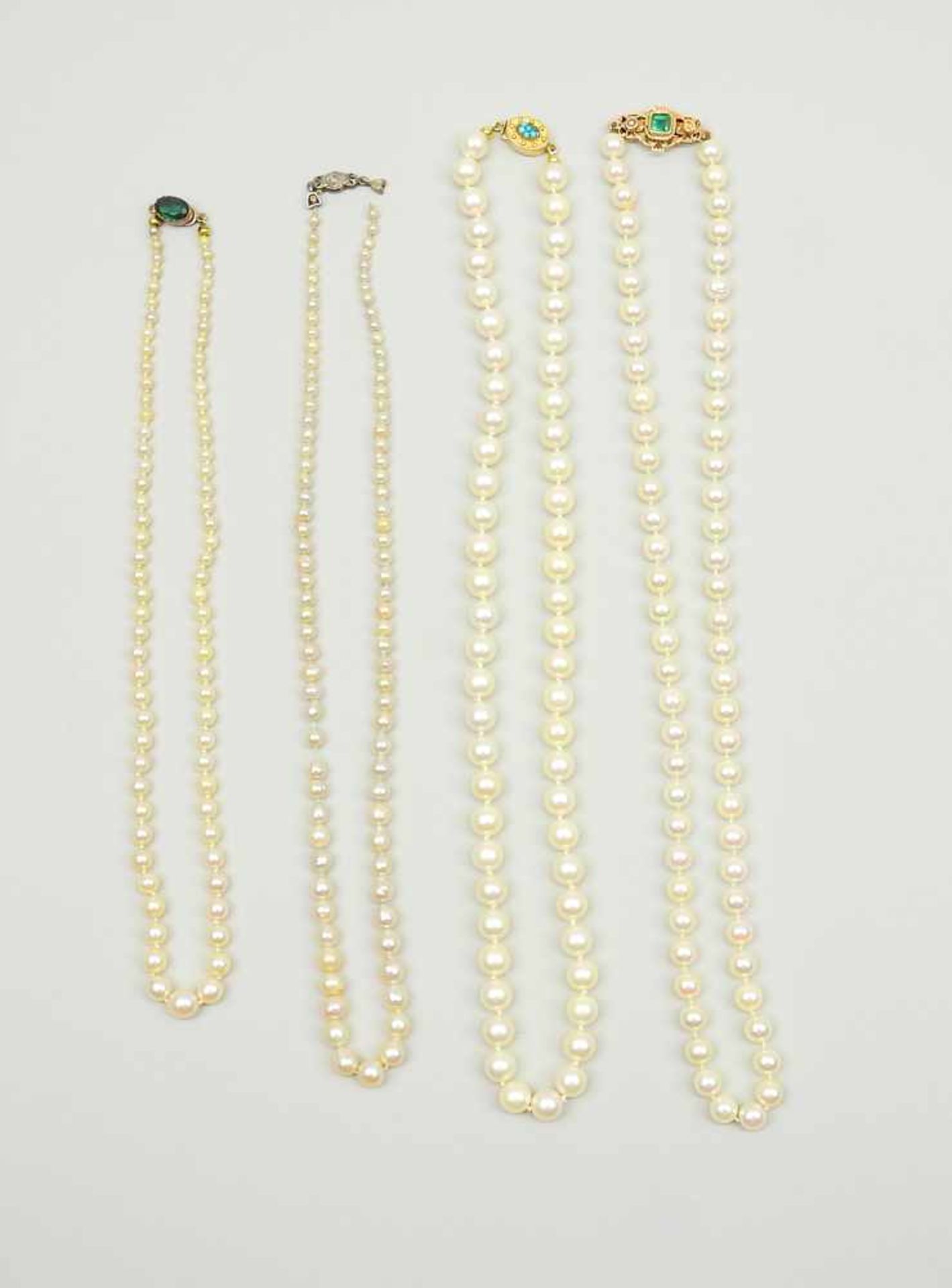Vier PerlenkettenVier Perlenketten, drei mit Goldverschluss und Farbsteinbesatz. Ø ca. 0,3 cm, Ø