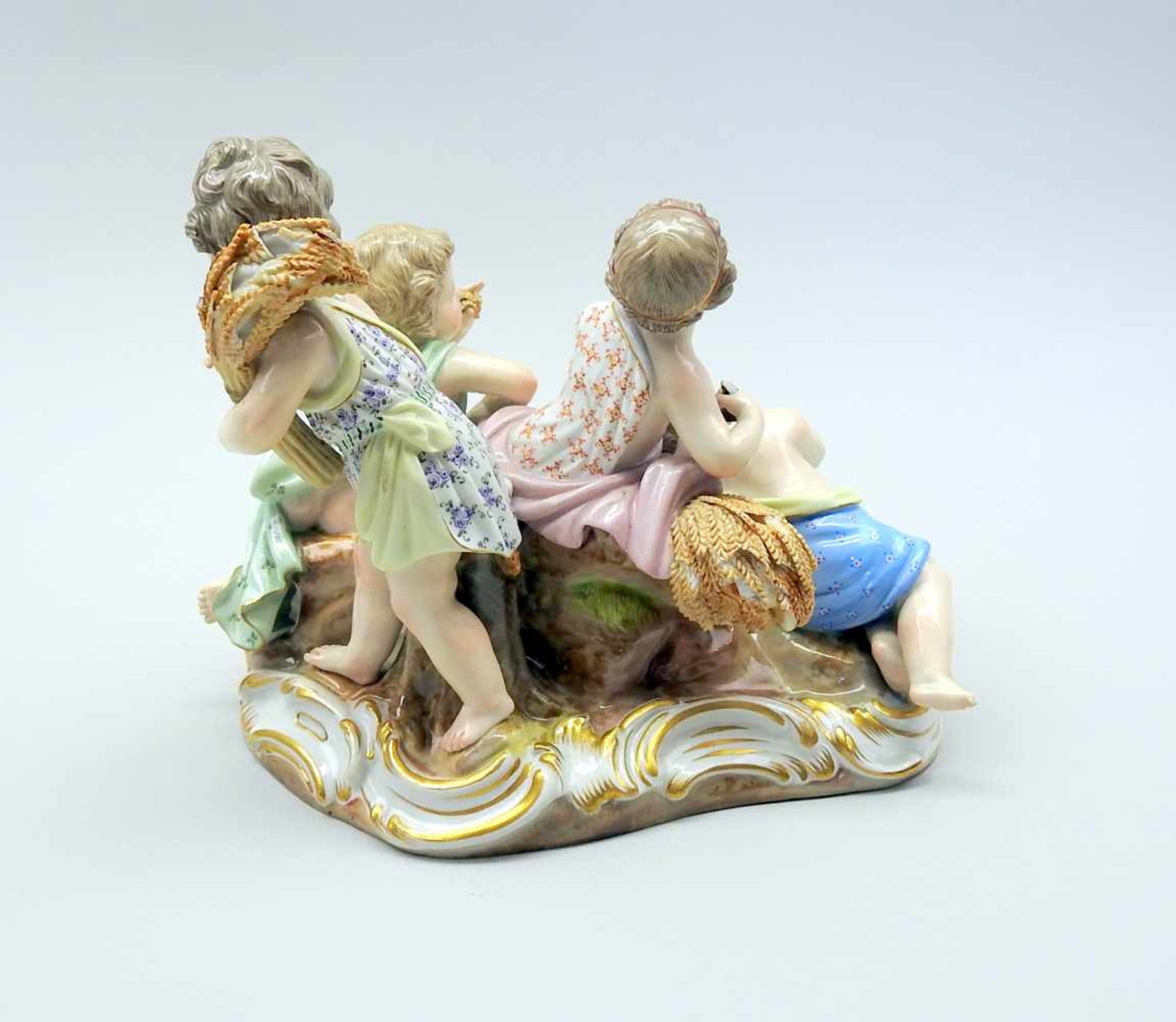 Meissen, Der SommerPorzellan, am Boden mit unterglasurblauer Schwertermarke. Vier Putti halten - Bild 2 aus 5