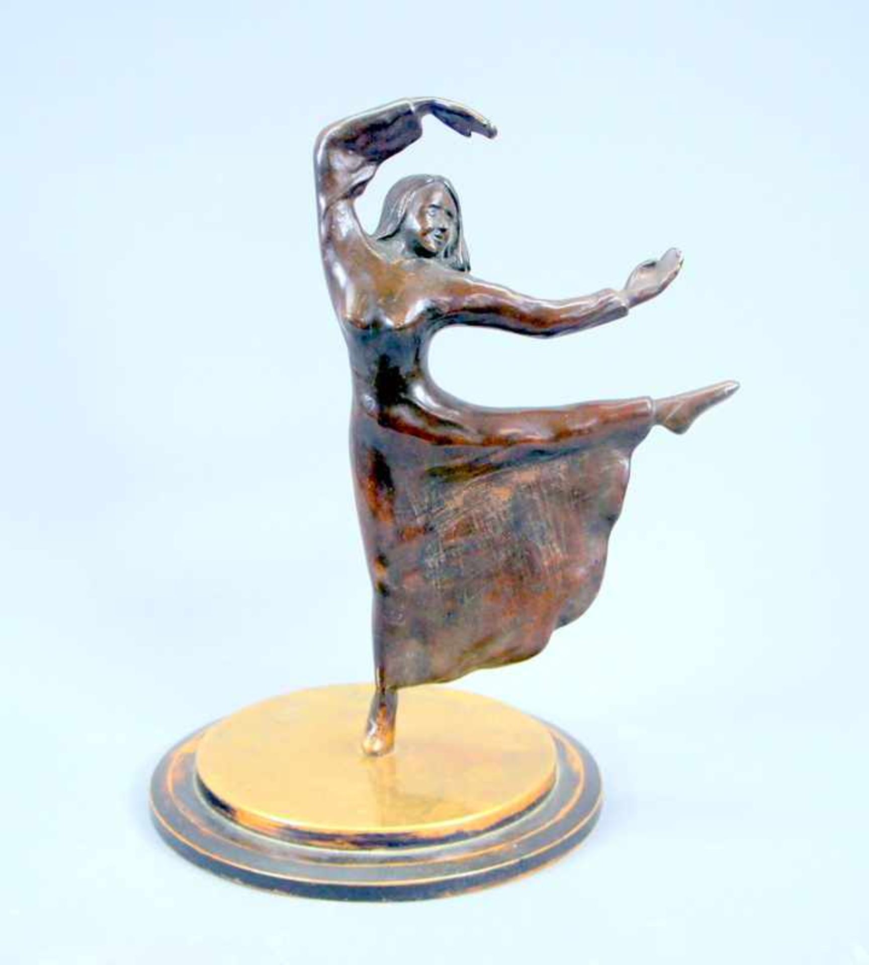 Tänzerin im langem KleidBronze, dunkelbraun patiniert. Auf einem Bein stehende Tanzfigur auf