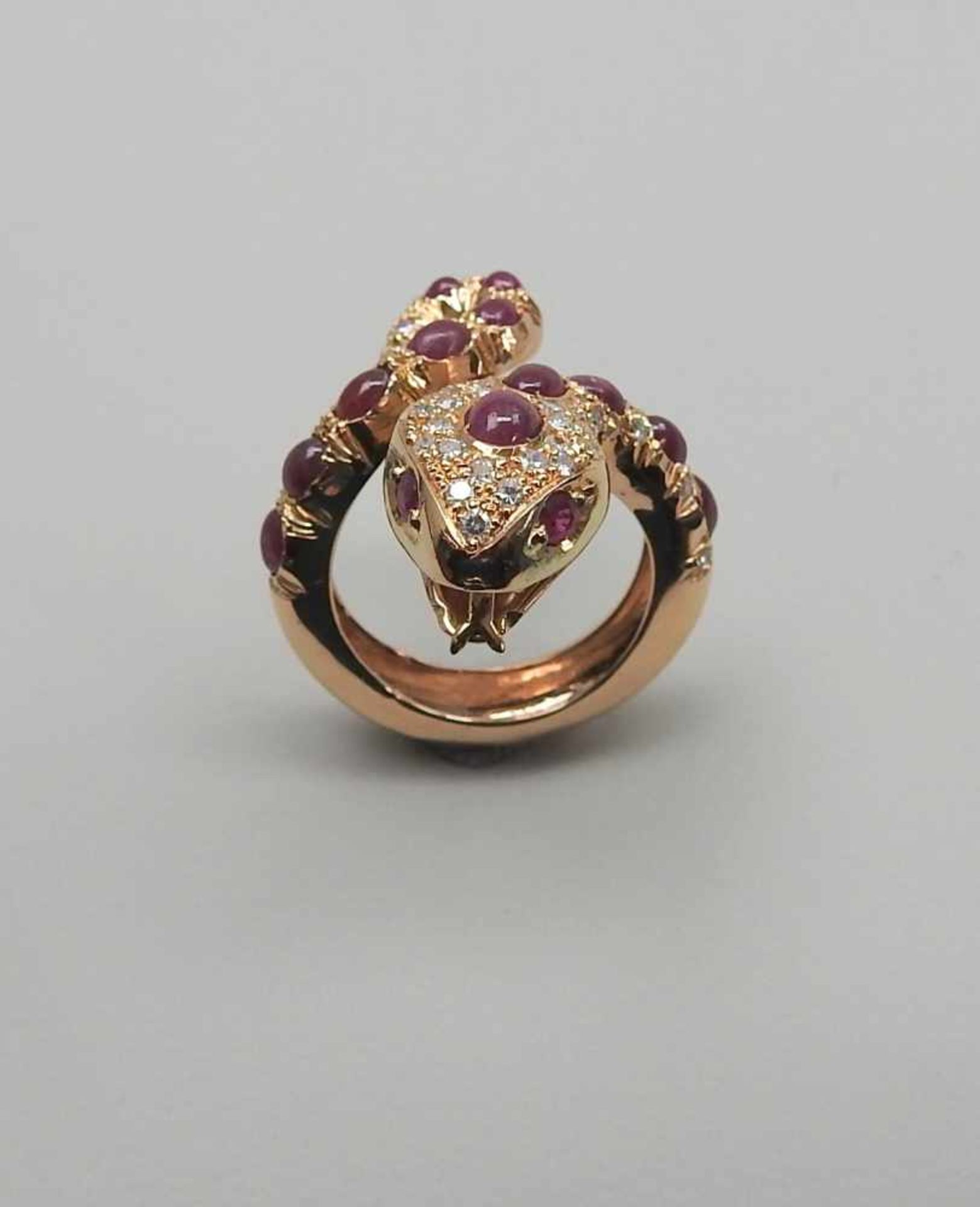 Rubin-Diamant-Schlangenring9 K. Roségold. Ringschiene hohlgearbeitet, Schauseite reich mit 12 - Bild 2 aus 3