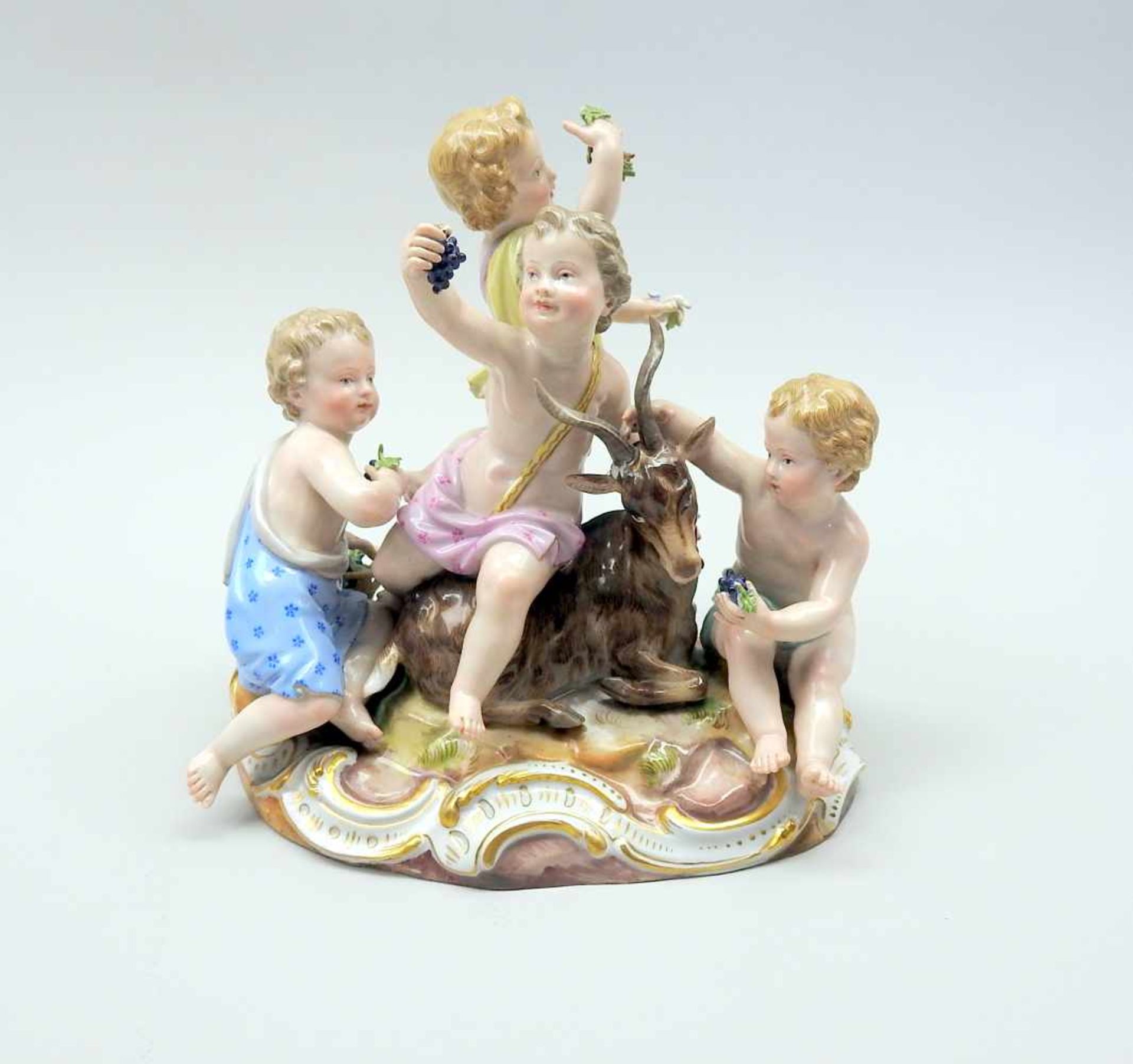 Meissen, Der HerbstPorzellan, am Boden mit unterglasurblauer Schwertermarke. Vier Putti halten